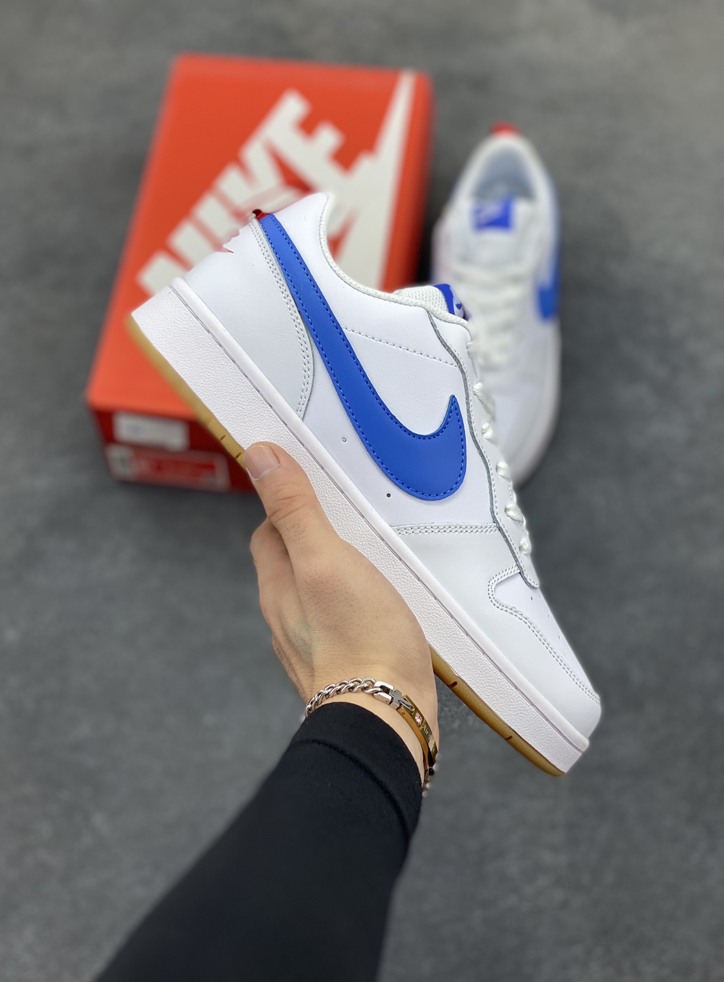 福利特价 Nike Court Borough 低帮百搭透气休闲运动板鞋男女鞋 经典耐用的设计,兼顾舒适脚感和出众风范,演绎匠心之作。结构性的支撑贴合感结合复古篮球设计,塑就场外全明星风范。 货号:BQ5448-109 尺码:36 36.5 37.5 38 38.5 39 40 40.5 4142 42.5 43 44 44.5 45-选品中心