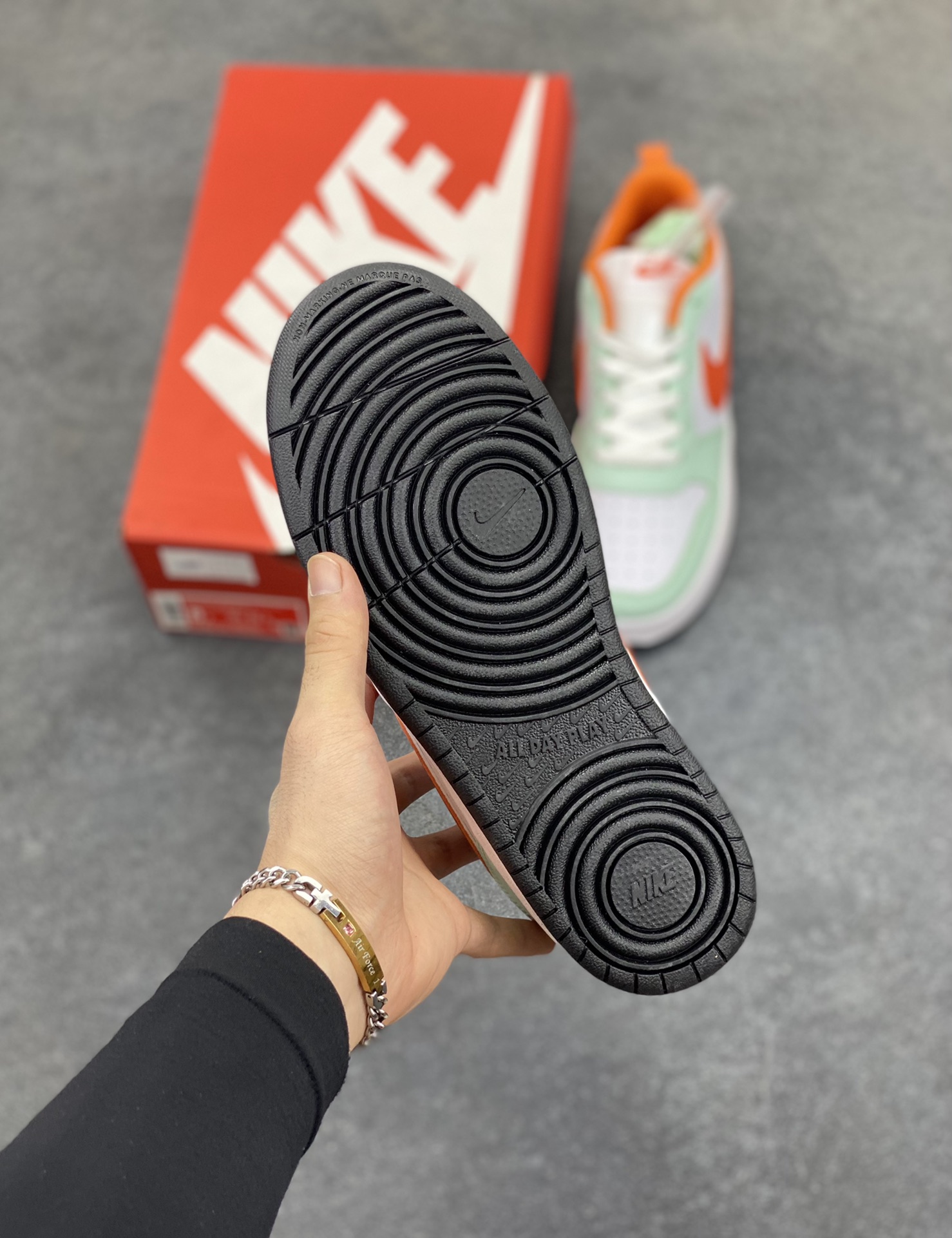 图片[5]-福利特价 Nike Court Borough 低帮百搭透气休闲运动板鞋男女鞋 经典耐用的设计，兼顾舒适脚感和出众风范，演绎匠心之作。结构性的支撑贴合感结合复古篮球设计，塑就场外全明星风范。 货号：FN3687-181 尺码：36 36.5 37.5 38 38.5 39 40 40.5 4142 42.5 43 44 44.5 45-选品中心