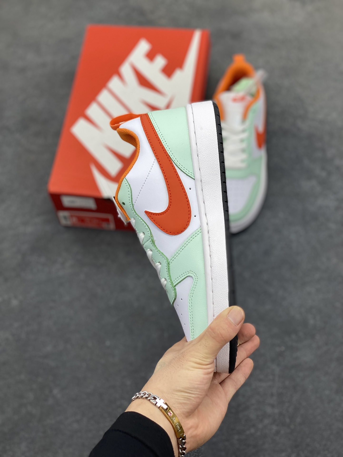 图片[3]-福利特价 Nike Court Borough 低帮百搭透气休闲运动板鞋男女鞋 经典耐用的设计，兼顾舒适脚感和出众风范，演绎匠心之作。结构性的支撑贴合感结合复古篮球设计，塑就场外全明星风范。 货号：FN3687-181 尺码：36 36.5 37.5 38 38.5 39 40 40.5 4142 42.5 43 44 44.5 45-选品中心