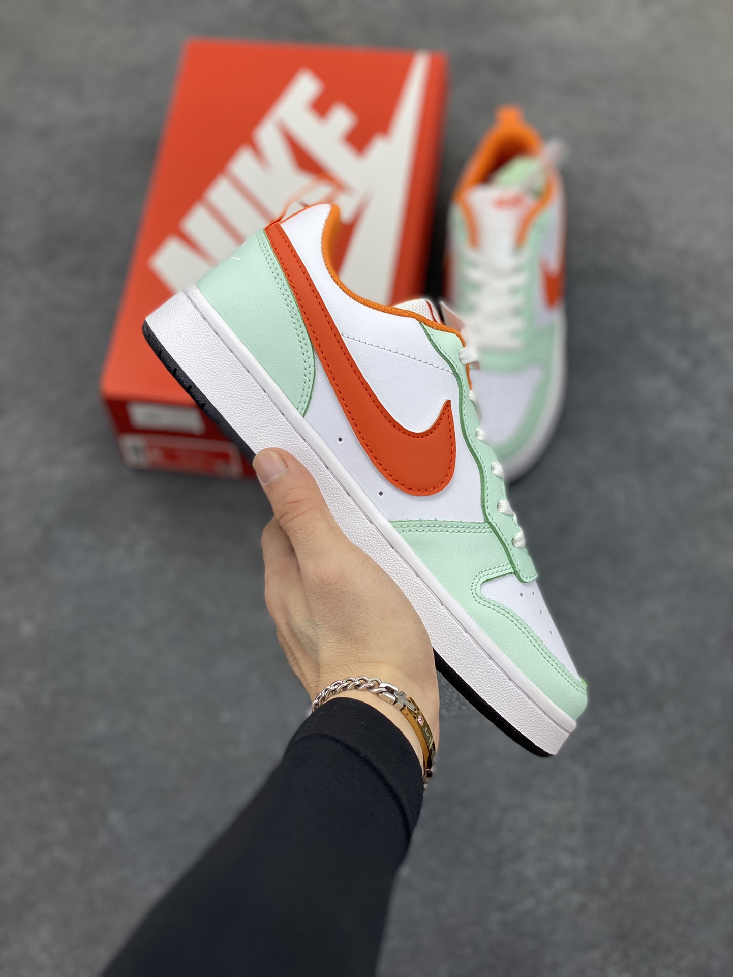 福利特价 Nike Court Borough 低帮百搭透气休闲运动板鞋男女鞋 经典耐用的设计,兼顾舒适脚感和出众风范,演绎匠心之作。结构性的支撑贴合感结合复古篮球设计,塑就场外全明星风范。 货号:FN3687-181 尺码:36 36.5 37.5 38 38.5 39 40 40.5 4142 42.5 43 44 44.5 45-选品中心