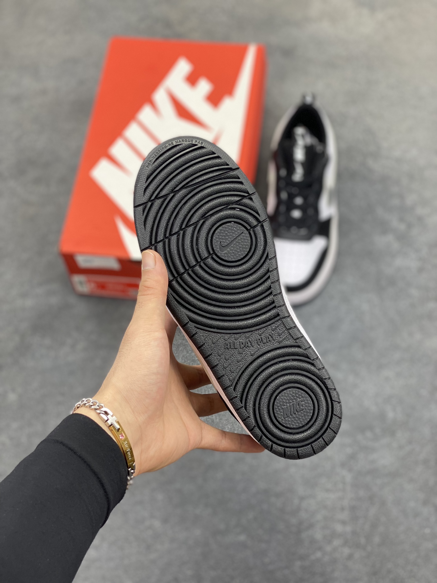 图片[9]-福利特价 Nike Court Borough 低帮百搭透气休闲运动板鞋男女鞋 经典耐用的设计，兼顾舒适脚感和出众风范，演绎匠心之作。结构性的支撑贴合感结合复古篮球设计，塑就场外全明星风范。 货号：DV5456-124 尺码：36 36.5 37.5 38 38.5 39 40 40.5 4142 42.5 43 44 44.5 45-选品中心