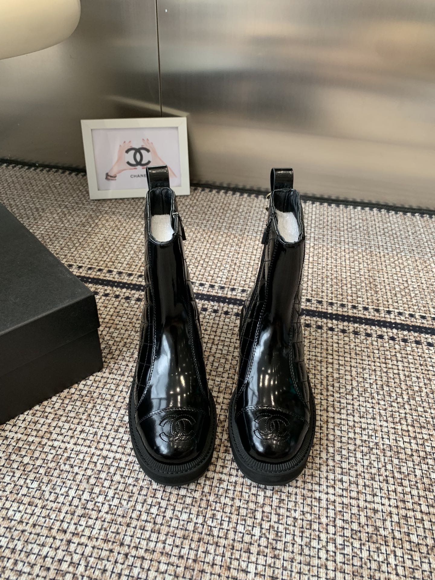 NO:511794,Chanel Chanel 25ss diamond shaped autumn and winter new style Xiaohongshu strongly recommended style, a must-have for fashionable style, Chanel women love simple and irresistible series, gold hardware buckle, matching to show a unique style of dressing, inner foot pad water dyed cowhide Size: 35-42 (40.41.42 custom made without return), boots, chanel, chanel, boots, cowhide19860909Chanel 香奈儿 25ss菱格 秋冬新款 小红书力推款,时髦精必备,香奈儿女士钟爱简约又难以抗拒系 金色五金扣,搭配展现与众不同的穿搭风格 内里垫脚水染牛皮 码数:35-42（40.41.42定做不退换）,靴子,chanel,chanel,boots,cowhide,Women's Shoes