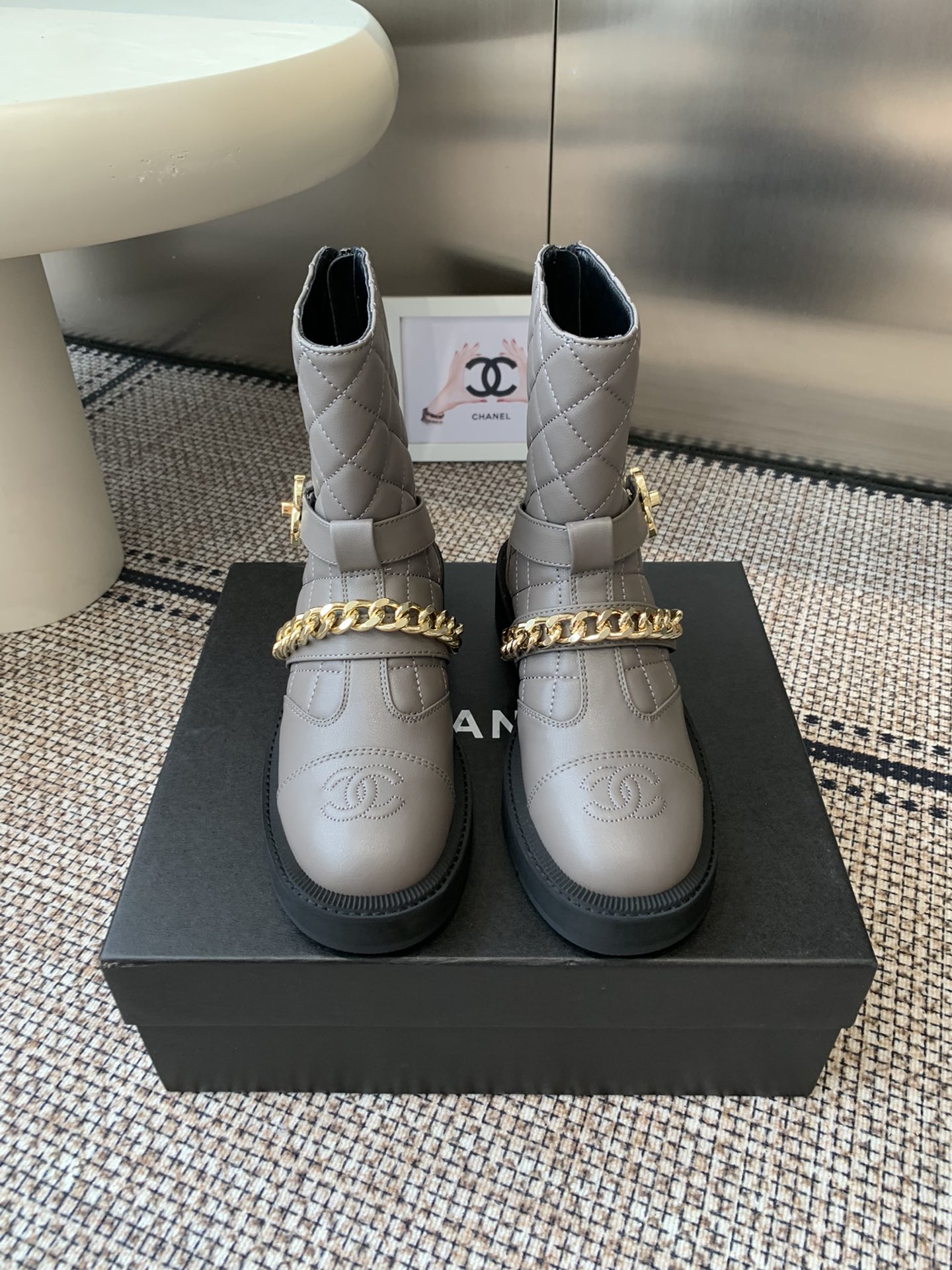 NO:511716,Chanel Chanel 25ss diamond chain, new autumn and winter style, Xiaohongshu strongly recommended style, a must-have for fashionable style, Chanel women love simple and irresistible series, gold hardware buckle, matching to show a unique style of dressing, inner foot pads, water dyed cowhide, size: 35-42 (40.41.42 custom made without return), boots, chanel, chanel, boots, cowhide19860909Chanel 香奈儿 25ss菱格链条 秋冬新款 小红书力推款,时髦精必备,香奈儿女士钟爱简约又难以抗拒系 金色五金扣,搭配展现与众不同的穿搭风格 内里垫脚水染牛皮 码数:35-42（40.41.42定做不退换）,靴子,chanel,chanel,boots,cowhide,Women's Shoes