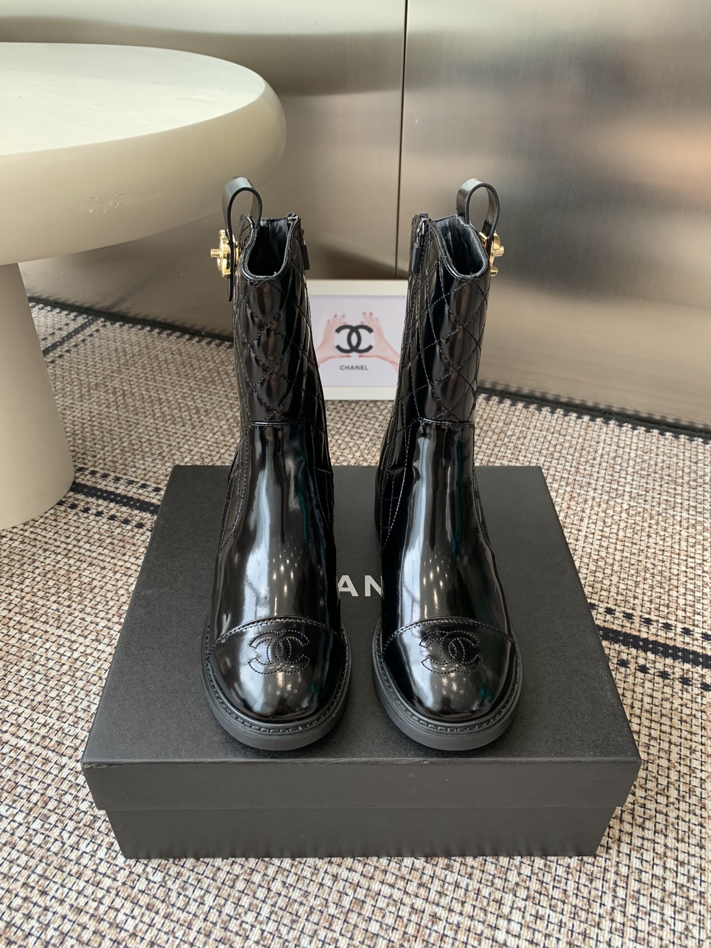 NO:511724,Chanel Chanel 25ss diamond shaped autumn and winter new style Xiaohongshu strongly recommended style, a must-have for fashionable style, Chanel women love simple and irresistible series, gold hardware buckle, matching to show a unique style of dressing, inner foot pad water dyed cowhide Size: 35-42 (40.41.42 custom made without return), boots, chanel, chanel, boots, cowhide19860909Chanel 香奈儿 25ss菱格 秋冬新款 小红书力推款,时髦精必备,香奈儿女士钟爱简约又难以抗拒系 金色五金扣,搭配展现与众不同的穿搭风格 内里垫脚水染牛皮 码数:35-42（40.41.42定做不退换）,靴子,chanel,chanel,boots,cowhide,Women's Shoes