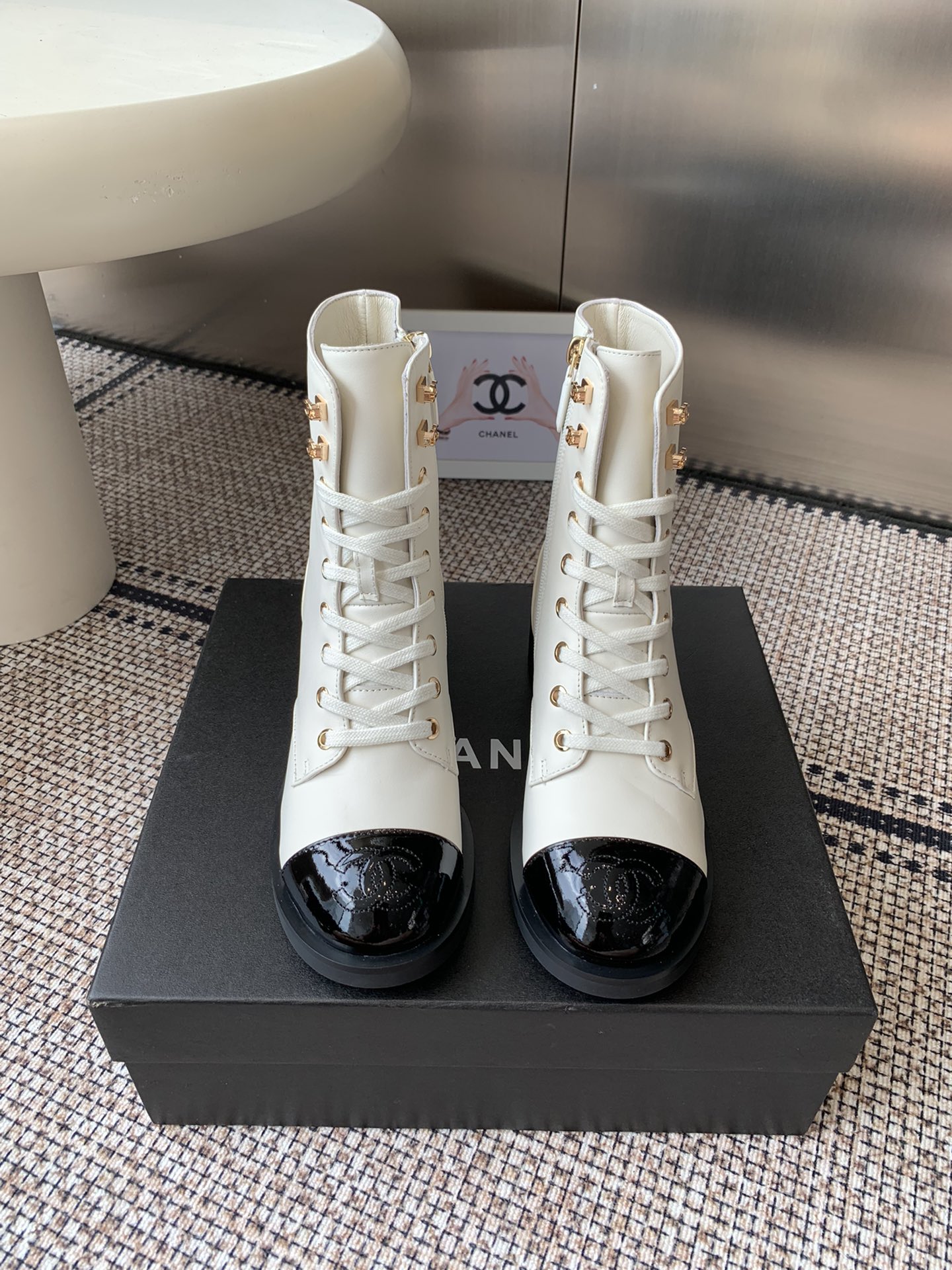 NO:511728,Chanel Chanel 25ss autumn and winter new style, Xiaohongshu strongly recommended style, a must-have for fashionable style, Chanel women love simple and irresistible series, gold hardware buckle, matching to show a unique style of dressing, inner foot pads, water dyed cowhide, Size: 35-42 (40.41.42 custom made without return), boots, chanel, chanel, boots, cowhide19860909Chanel 香奈儿 25ss秋冬新款 小红书力推款,时髦精必备,香奈儿女士钟爱简约又难以抗拒系 金色五金扣,搭配展现与众不同的穿搭风格 内里垫脚水染牛皮 码数:35-42（40.41.42定做不退换）,靴子,chanel,chanel,boots,cowhide,Women's Shoes