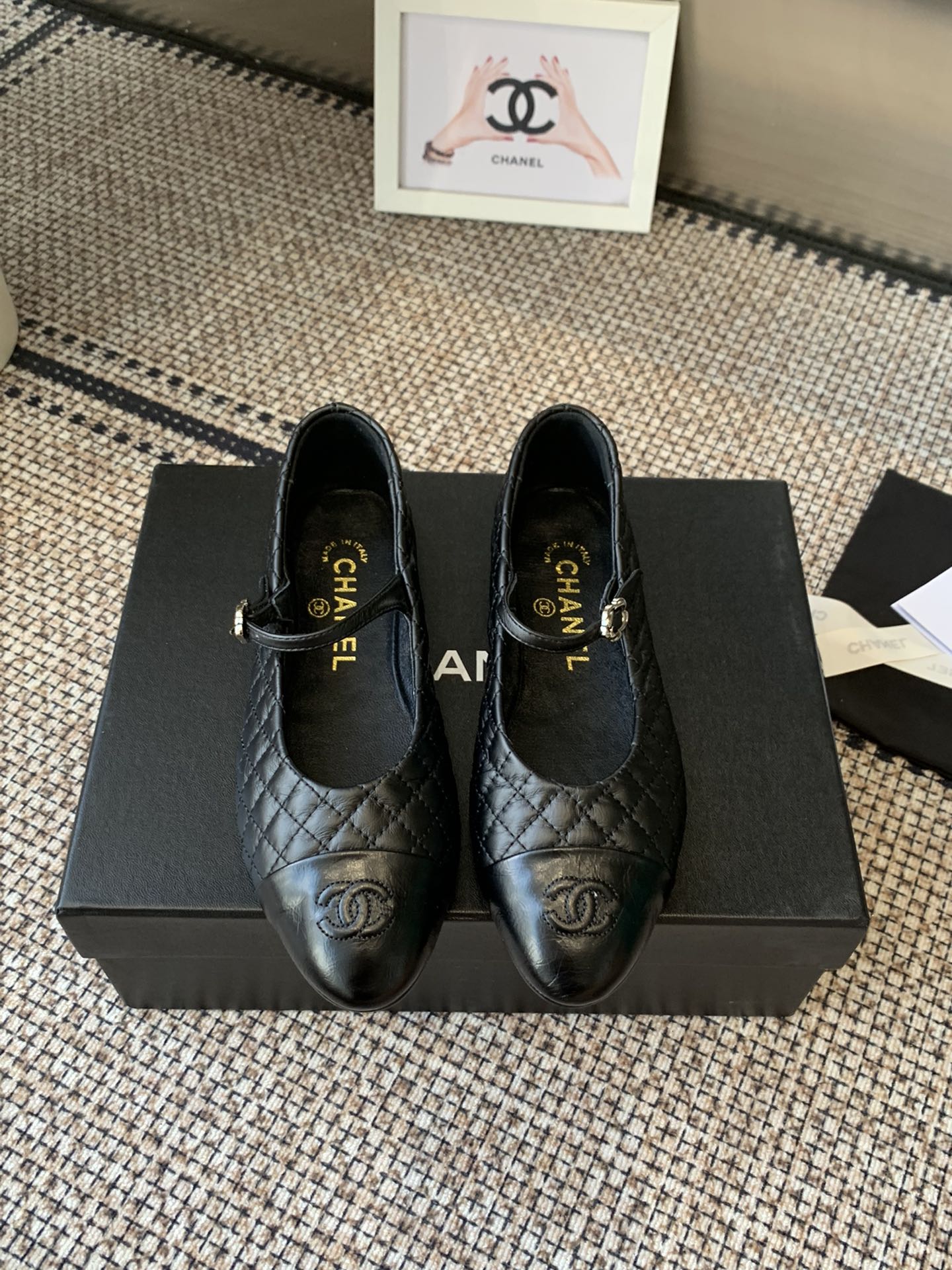 NO:511791,CHANEL Chanel's new Rhombus Mary Jane shoes are really in love with at first glance. Wearing Chanel who wants to dance ballet. Xiaoxiang C's super stylish pair of flat shoes and singles are very outstanding with small socks. The most beautiful Mary Jane shoes of the year are paired with sexy small shoes. The cute and playful feel is just right. The feeling of a rich family is rich. The upper calf leather upper, inner foot pad sheepskin sole Italian leather sole Size35-41 (40 41 custom-made, non-return and exchange), single shoes, chanel, chanel, chanel, mary jane, cowhide, sheepskin, socks19860909CHANEL 香奈儿新款菱格玛丽珍鞋 真的一眼爱上的程度 穿上想跳芭蕾的Chanel 小香C家超级有格调的一双平底单鞋单穿配个小袜子都非常出彩 本年度最美玛丽珍鞋搭配性感小单鞋 将可爱俏皮拿捏得恰到好处 自带富家千金的感觉 鞋面小牛皮 内里垫脚羊皮 鞋底意大利真皮底 Size35-41（40 41 定制不退换）,单鞋,chanel,chanel,chanel,mary jane,cowhide,sheepskin,socks,Women's Shoes