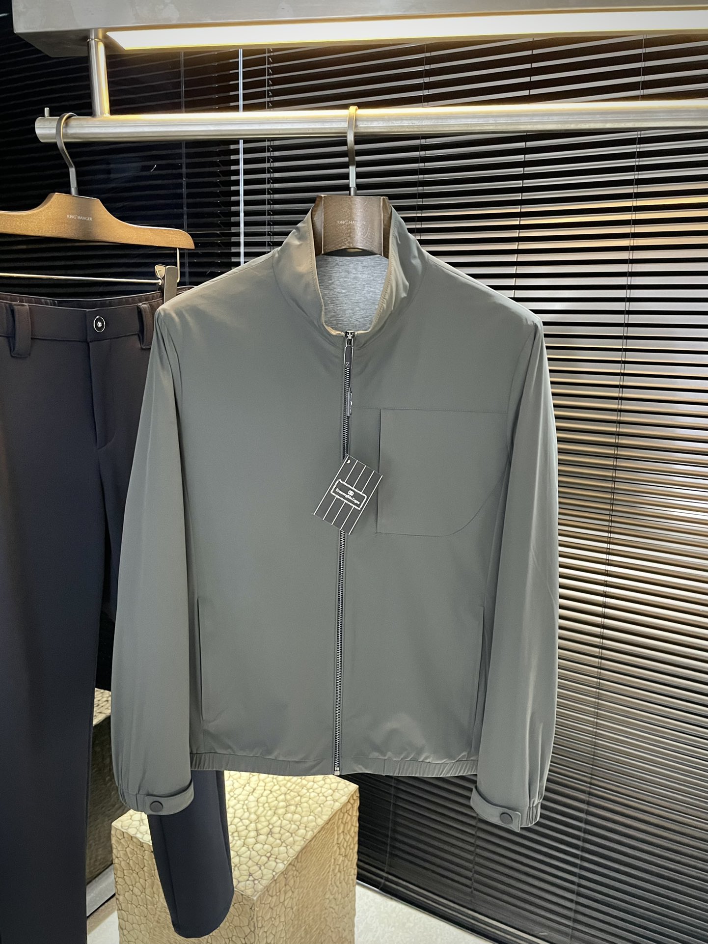 NO:512356,P Z Zegn (Jenia) is a big recommendation!  2025 autumn new products are released simultaneously on the official website. Simple and elegant jackets are imported from the original high-quality polyester fiber fabric. The sag and luster are definitely refreshing. The placket design makes it more youthful and energetic. The turning work is neat and flat. All hardware accessories are top-grade accessories with logos. It is obvious that they are high-end fabrics. This fabric is a good product from regular manufacturers. There is no picky place. This jacket is often worn and has strong practicality. Size 48-56, zegna, jackets & coats, jackets & coats, alexander wang19860909P  Z Zegn（杰尼亚）重磅推荐！2025秋季新品 官网同步发售 简约大方夹克 进口原版高品质聚脂纤维面料,垂度和光泽绝对是提气,门襟设计 更显青春活力,车工走线整齐平整,所有五金附料都是客供带logo顶级配件 一看就是高档的面料 这种面料都是定织的 正规大厂途径出来的好货,无任何有挑剔的地方 这样的一件外套属于常备常穿的,实用性很强.尺码 48-56,,zegna,jackets & coats,jackets & coats,alexander wang,Men's clothing