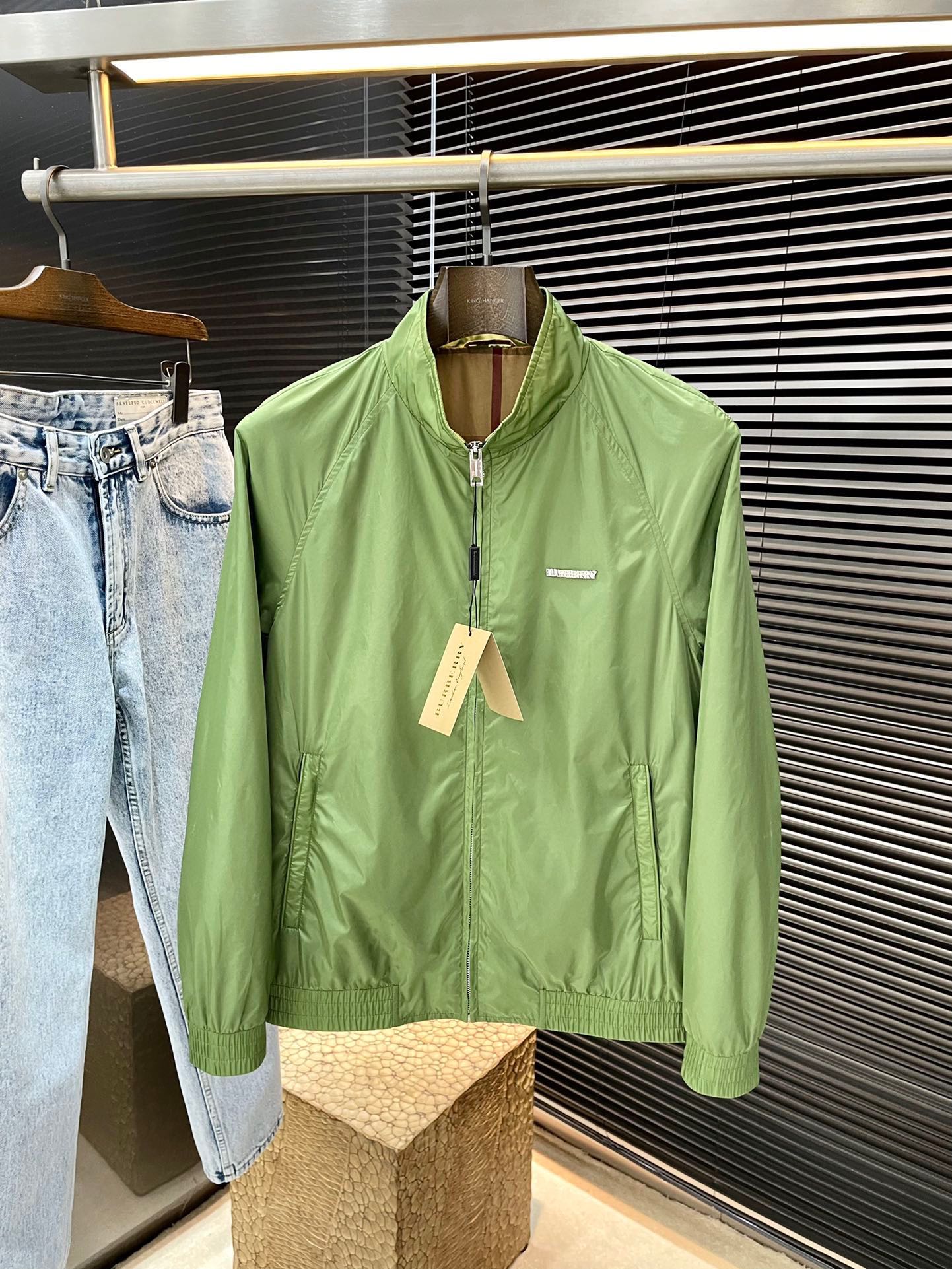 NO:512359,P Burberr's big recommendation!  2025 autumn new products are released simultaneously on the official website. Simple and elegant jackets are imported original high-quality polyester fiber fabric. The sag and luster are definitely refreshing. The placket design makes it more youthful and energetic. The turning work is neat and flat. All hardware accessories are top-grade accessories with logos. It is obvious that they are high-end fabrics. This fabric is a regular woven. It is a good product from the regular factory. There is no picky place. This jacket is often worn and has strong practicality. Size 48-56,,burberry,burberry,jackets & coats,jackets & coats,alexander wang19860909P  Burberr（巴宝）重磅推荐！2025秋季新品 官网同步发售 简约大方夹克 进口原版高品质聚酯纤维面料,垂度和光泽绝对是提气,门襟设计 更显青春活力,车工走线整齐平整,所有五金附料都是客供带logo顶级配件 一看就是高档的面料 这种面料都是定织的 正规大厂途径出来的好货,无任何有挑剔的地方 这样的一件外套属于常备常穿的,实用性很强.尺码 48-56,,burberry,burberry,jackets & coats,jackets & coats,alexander wang,Men's clothing