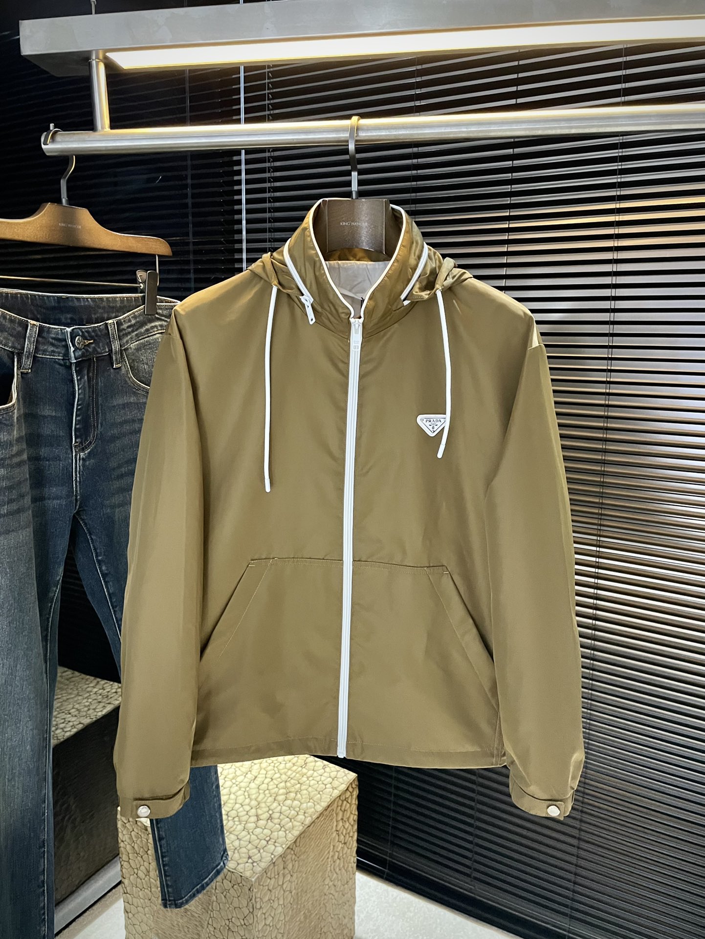 NO:512362,P PRAD (Pra) big recommendation!  2025 autumn new products are released simultaneously on the official website. Simple and elegant jackets are imported original high-quality polyester fiber fabric. The sag and luster are definitely refreshing. The placket design makes it more youthful and energetic. The turning work is neat and flat. All hardware accessories are top-grade accessories with logos. It is obvious that they are high-end fabrics. This fabric is a regular woven. It is a good product from the regular factory. There is no picky place. This jacket is often worn and has strong practicality. Size 48-56,,prada,prada,jackets & coats,jackets & coats,alexander wang19860909P  PRAD（普拉）重磅推荐！2025秋季新品 官网同步发售 简约大方夹克 进口原版高品质聚酯纤维面料,垂度和光泽绝对是提气,门襟设计 更显青春活力,车工走线整齐平整,所有五金附料都是客供带logo顶级配件 一看就是高档的面料 这种面料都是定织的 正规大厂途径出来的好货,无任何有挑剔的地方 这样的一件外套属于常备常穿的,实用性很强.尺码 48-56,,prada,prada,jackets & coats,jackets & coats,alexander wang,Men's clothing