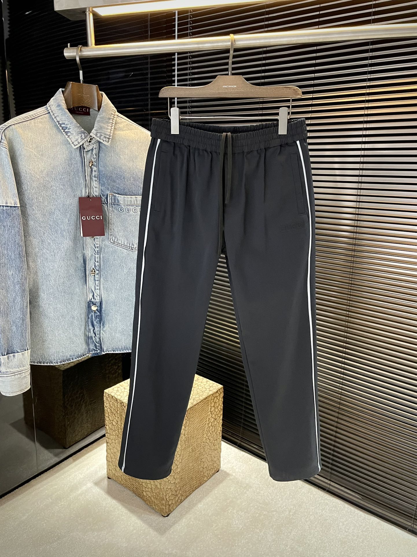 NO:512368,Pants P Gucc (Gucc) heavy recommendation!  2025 autumn and winter new products are released simultaneously on the official website. The new sports suit, this set has a great upper body effect, the top is zippered and closed design, the front chest is decorated with GUCC exclusive embroidery technology, the cuffs are equipped with zipper design, the two sides and inner bags can be decorated with items, the pants are elastic drawstring waist design, the two sides of the pockets are also equipped with embroidery technology, the trouser legs are equipped with zipper design, the top and pants are decorated with bright contrasting stripes, the whole sports suit style is very novel and unique, and it is very versatile in daily life and sports wear, and it is highly recommended!  S M L XL, gucci, gucci, alexander wang19860909裤子 P  Gucc（古驰）重磅推荐！2025秋冬新品 官网同步发售 新款运动套装,这套套装上身效果超级赞,上衣 拉链式开合设计,前胸饰有GUCC独家绣花工艺,袖口处搭配有拉链设计,两侧袋及内袋可装饰物品,裤子 松紧抽绳腰头设计,两侧袋,口袋下方也搭配有绣花工艺,裤脚处搭配拉链设计,上衣和裤子侧边饰有亮色撞色条纹点缀,整套运动套装款式非常新颖独特,日常及运动穿都非常百搭,强烈推荐！码数 S M L XL,,gucci,gucci,alexander wang,Men's clothing