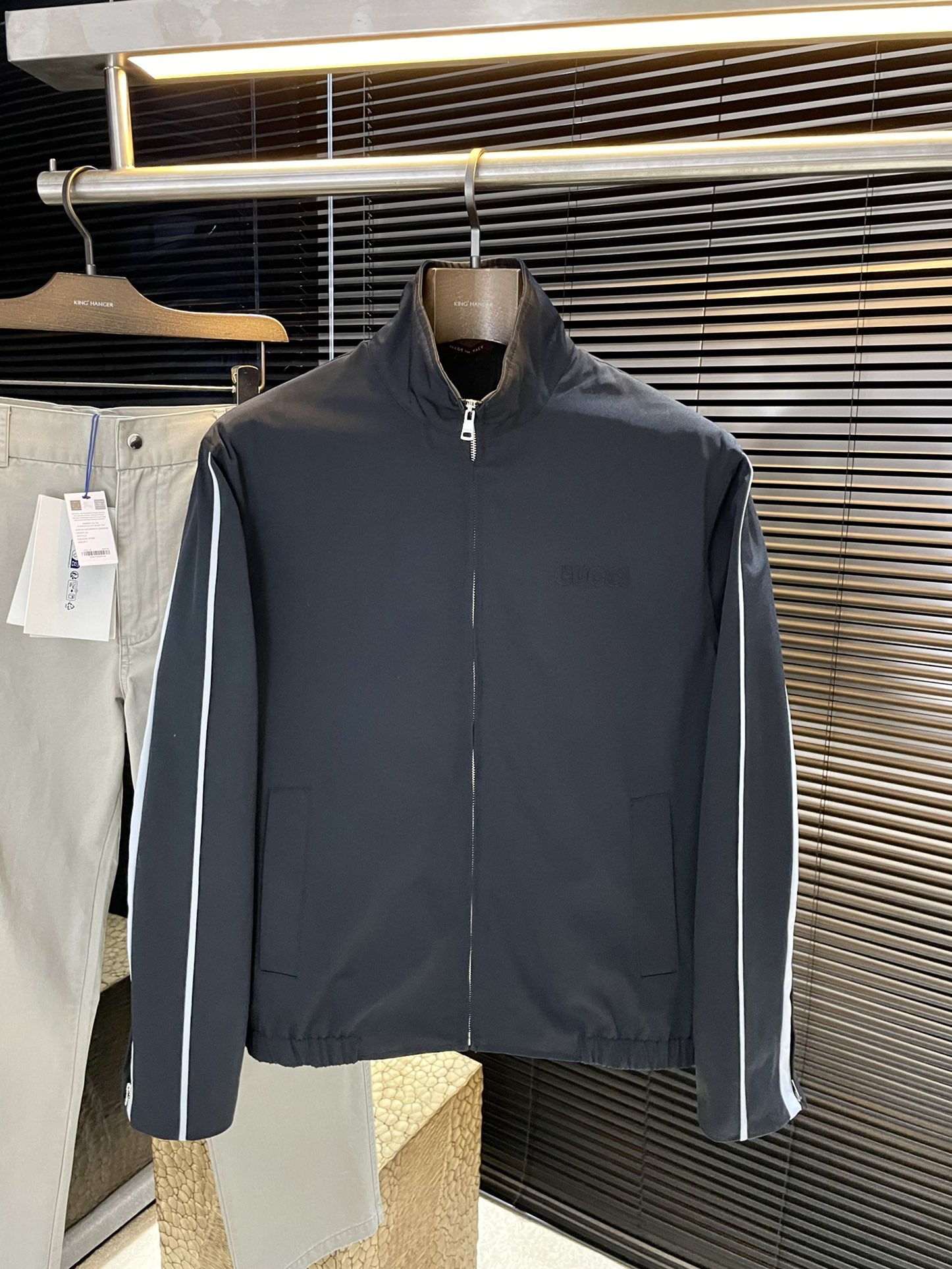 NO:512372,Jacket P Gucc (Gucc) heavy recommendation!  2025 autumn and winter new products are released simultaneously on the official website. The new sports suit, this set has a great effect on the upper body, the top is zippered and closed, the front chest is decorated with GUCC exclusive embroidery technology, the cuffs are equipped with zipper design, the two sides and inner bags can be decorated with items, the pants are elastic drawstring waist design, the two sides of the pockets are also equipped with embroidery technology, the trouser legs are equipped with zipper design, the top and pants are decorated with bright contrasting stripes, the whole sports suit style is very novel and unique, and it is very versatile in daily life and sports wear, and it is highly recommended!  S M L XL, gucci, gucci, jackets & coats, alexander wang19860909外套 P  Gucc（古驰）重磅推荐！2025秋冬新品 官网同步发售 新款运动套装,这套套装上身效果超级赞,上衣 拉链式开合设计,前胸饰有GUCC独家绣花工艺,袖口处搭配有拉链设计,两侧袋及内袋可装饰物品,裤子 松紧抽绳腰头设计,两侧袋,口袋下方也搭配有绣花工艺,裤脚处搭配拉链设计,上衣和裤子侧边饰有亮色撞色条纹点缀,整套运动套装款式非常新颖独特,日常及运动穿都非常百搭,强烈推荐！码数 S M L XL,,gucci,gucci,jackets & coats,alexander wang,Men's clothing