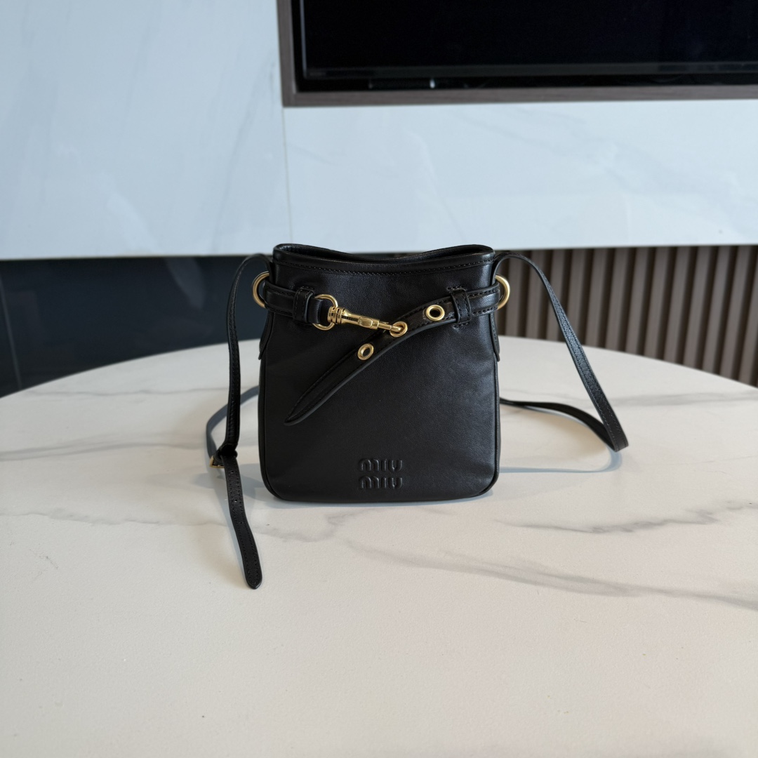 P560 original miu new lambskin small bucket bag~ It's really small and perfect for summer. The strap is adjustable, sup…