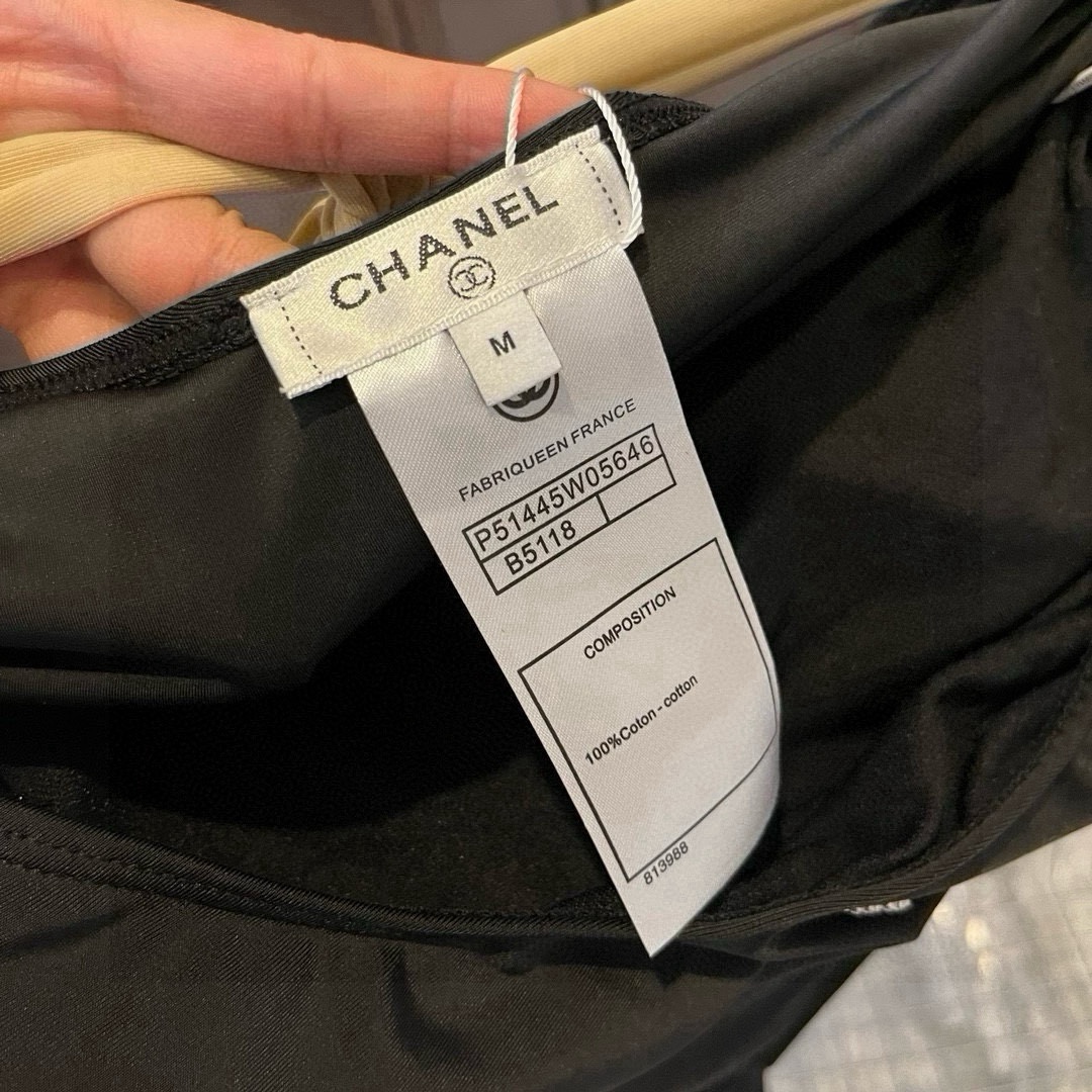 🆕
Chanel香奈儿最新款沙滩系列连体式泳衣 可以说是游泳衣的天花板了👙强烈推荐！
实物非常高级，泳衣