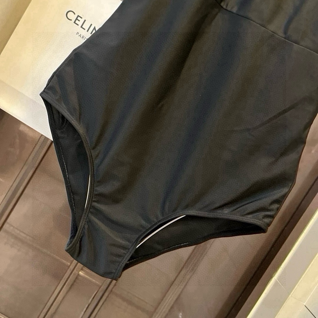 🆕
Chanel香奈儿最新款沙滩系列连体式泳衣 可以说是游泳衣的天花板了👙强烈推荐！
实物非常高级，泳衣