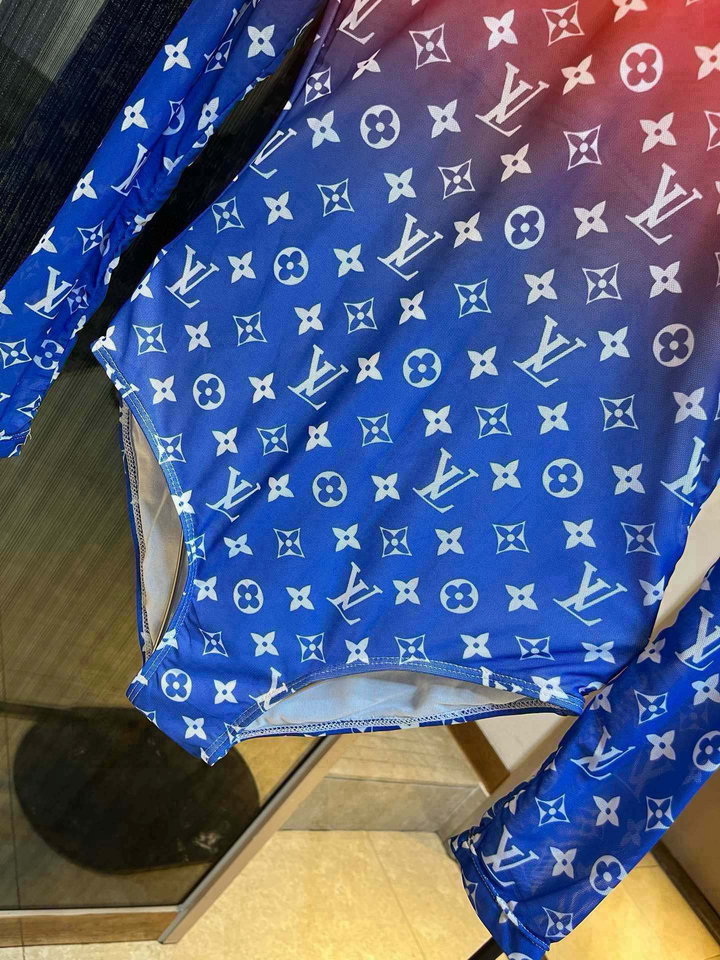 🆕
lv路易威登新款连体泳衣  😍🥰适合多种场景的游泳衣🏊‍♀️海边 游泳池 温泉 水上乐园 漂流都可以