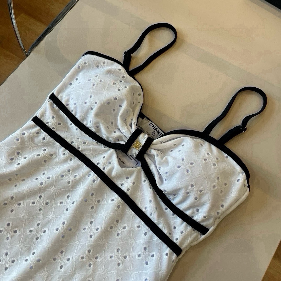 🆕
Chanel 香奈儿连体泳衣 😍🥰适合多种场景的游泳衣🏊‍♀️海边 游泳池 温泉 水上乐园 漂流都可