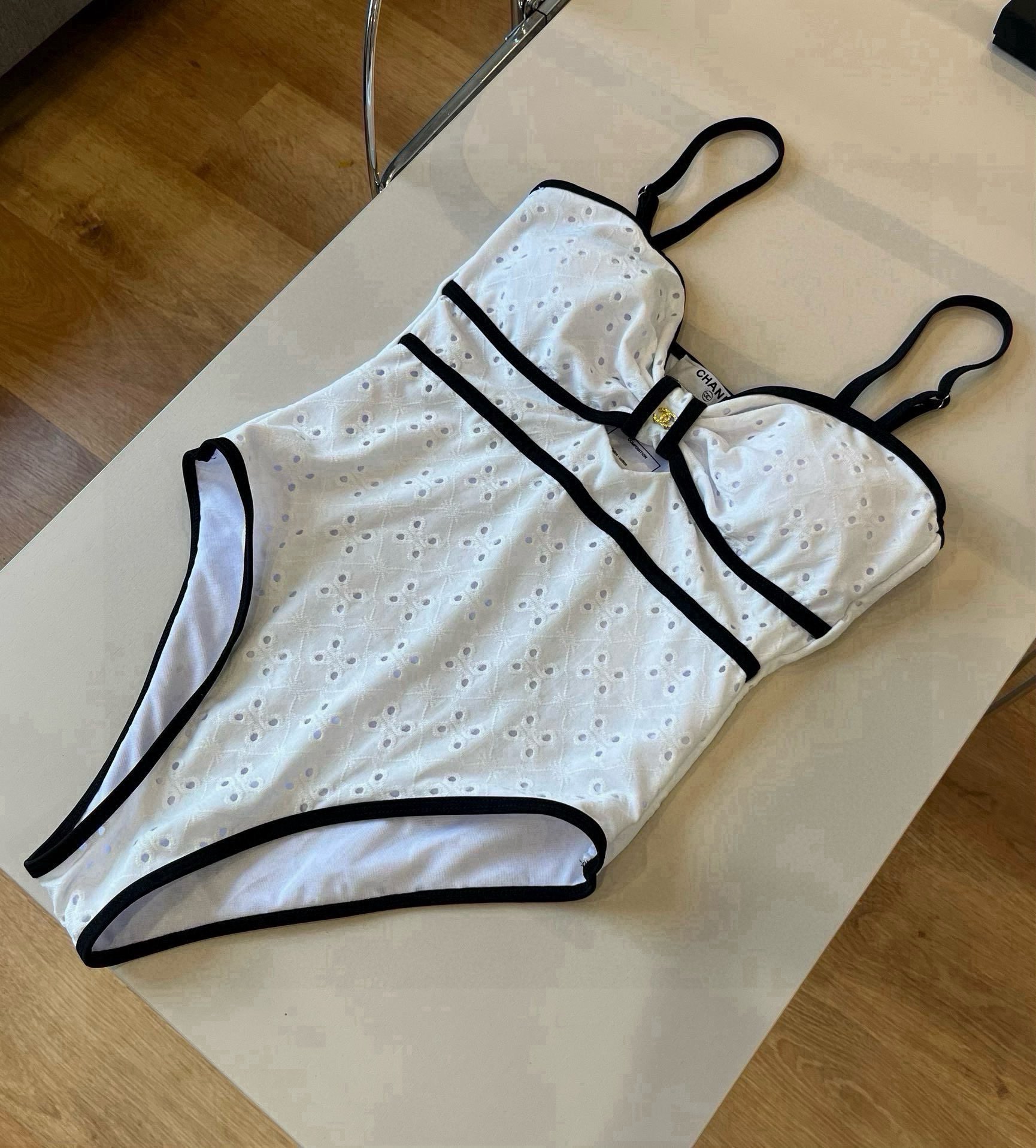 🆕
Chanel 香奈儿连体泳衣 😍🥰适合多种场景的游泳衣🏊‍♀️海边 游泳池 温泉 水上乐园 漂流都可