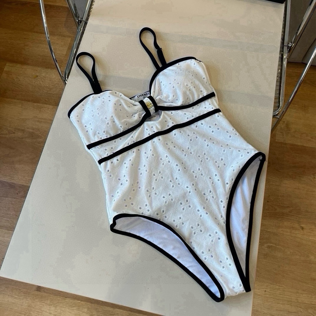 🆕
Chanel 香奈儿连体泳衣 😍🥰适合多种场景的游泳衣🏊‍♀️海边 游泳池 温泉 水上乐园 漂流都可