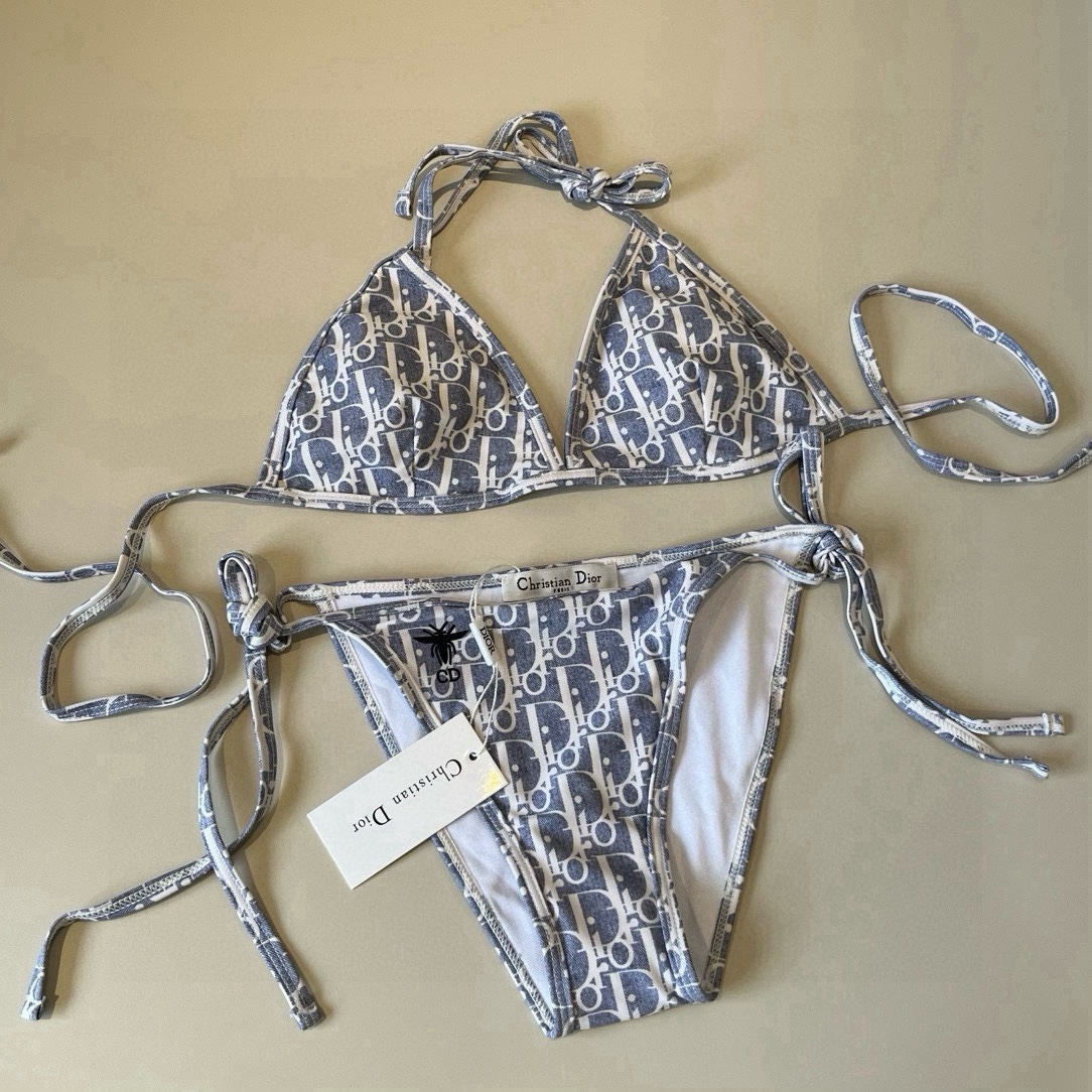 （三件套）
Dior迪奥 新款比基尼泳衣👙❤️😍🥰适合多种场景的游泳衣🏊‍♀️海边 游泳池 温泉 水上乐