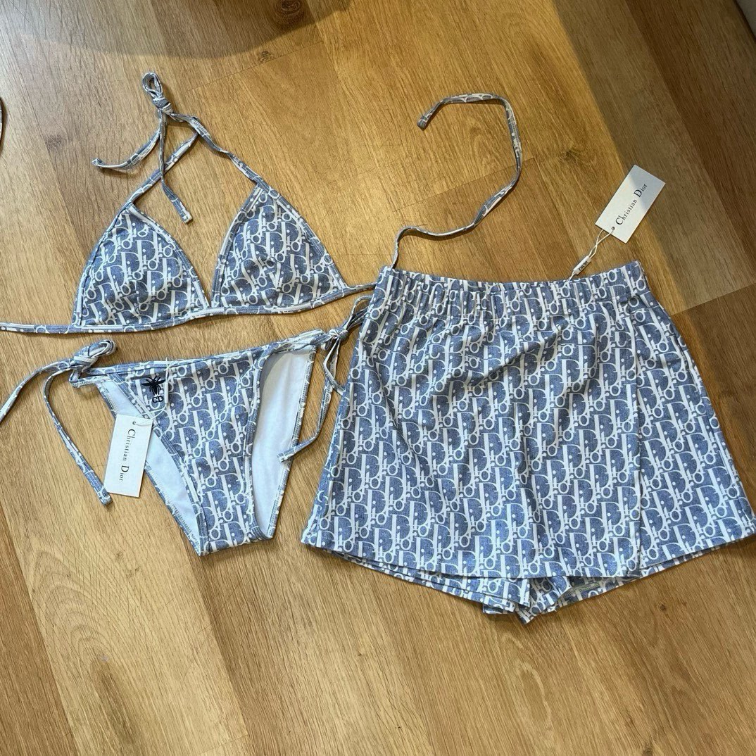 （三件套）
Dior迪奥 新款比基尼泳衣👙❤️😍🥰适合多种场景的游泳衣🏊‍♀️海边 游泳池 温泉 水上乐