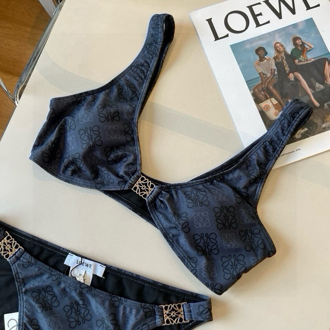 🆕
LOEWE罗意威 新款比基尼😍🥰适合多种场景的游泳衣🏊‍♀️海边 游泳池 温泉 水上乐园 漂流都可以