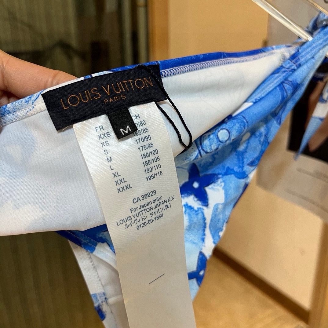 🆕
Lv经典比基尼👙❤️😍🥰适合多种场景的游泳衣🏊‍♀️海边 游泳池 温泉 水上乐园 漂流都可以😌内搭外