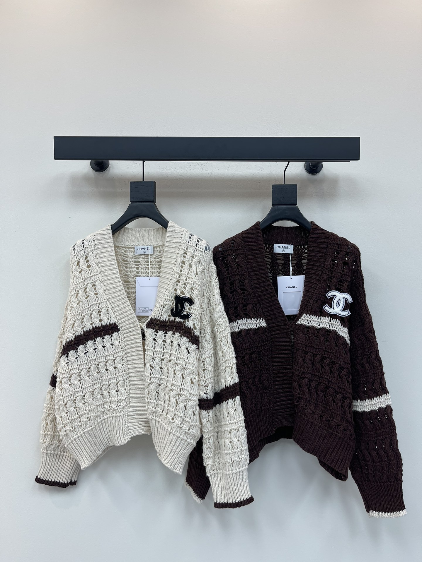 NO:470874,Chane*25 early autumn new contrasting crochet knit cardigan. Customized YB yarn woven, soft and comfortable, fashionable and slim. V-neck cardigan cut, extends to the sleeves on the chest, forming a dark and light collision with the large body, and at the same time, the outline of the cuffs echoes the lines. The whole body crochet has multiple knitted textures, exquisite and full of fashion matching. The double C plush logo shows the brand's best temperament style, with an elegant atmosphere, and is relaxed and fashionable, full of temperament. Two colors 36.38.40, chanel, alexander wang19860909Chane*25早秋新款撞色钩花针织开衫.定制YB纱线织造,柔软舒适,洋气显瘦.V领开衫剪裁,胸前延伸至两袖,与大身形成深浅双色碰撞,同时袖口下摆轮廓呼应,勾勒线条.通体麻花钩针多重编织纹理,精致满分,丰富时尚搭配度.双C毛绒徽标,展现品牌最拿手的气质风格,带有优雅氛围感,随意搭配都松弛时髦,气质十足.两色36.38.40,,chanel,alexander wang,Women's clothing