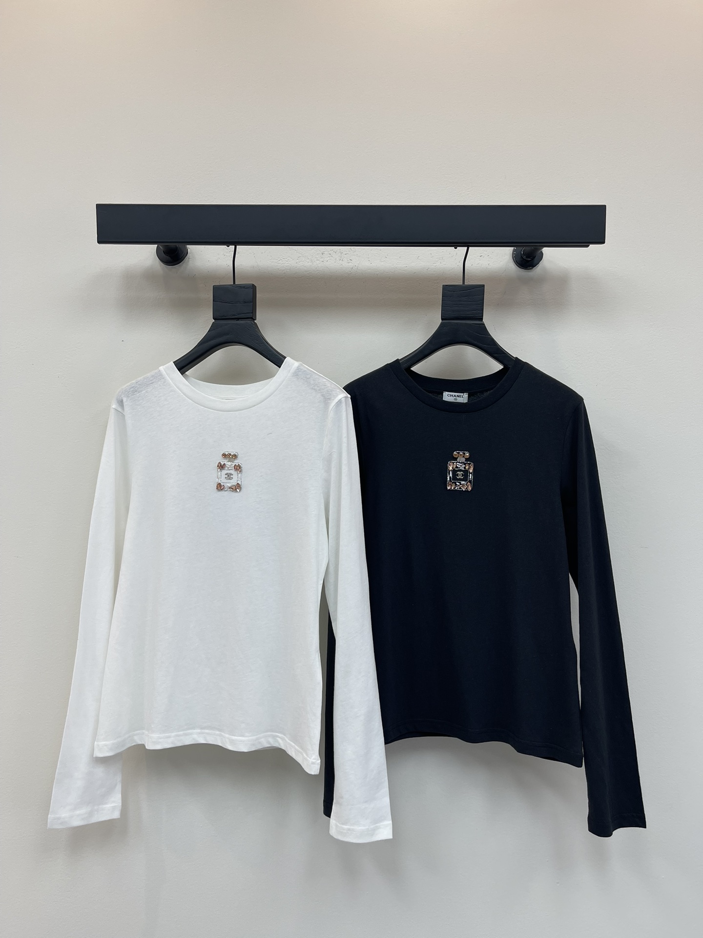 NO:471946,Chane*25 early autumn new small perfume rhinestone bead perfume bottle long-sleeved base shirt customized YB twill cotton material texture shiny and comfortable to wear Round neck base top cut to present a slim visual effect The beading process on the whole garment chest outlines the perfume bottle pattern. The double C logo enhances the brand identity. Fashion and high-end feel immediately creates a personal style. Fashionable and relaxed. The inner wear is brilliant and fashionable. SML, chanel, alexander wang19860909Chane*25早秋新款小香水钻钉珠香水瓶长袖打底衫 定制YB斜纹全棉材质 质感光泽 穿搭舒适 圆领打底上衣裁剪 呈现修身显瘦视觉效果 整件成衣胸前钉珠工艺勾勒出香水瓶图案 双C徽标加强品牌标识度 时尚高级感立现 打造个性风格 时髦松弛 单穿内搭都出彩时髦 SML,,chanel,alexander wang,Women's clothing