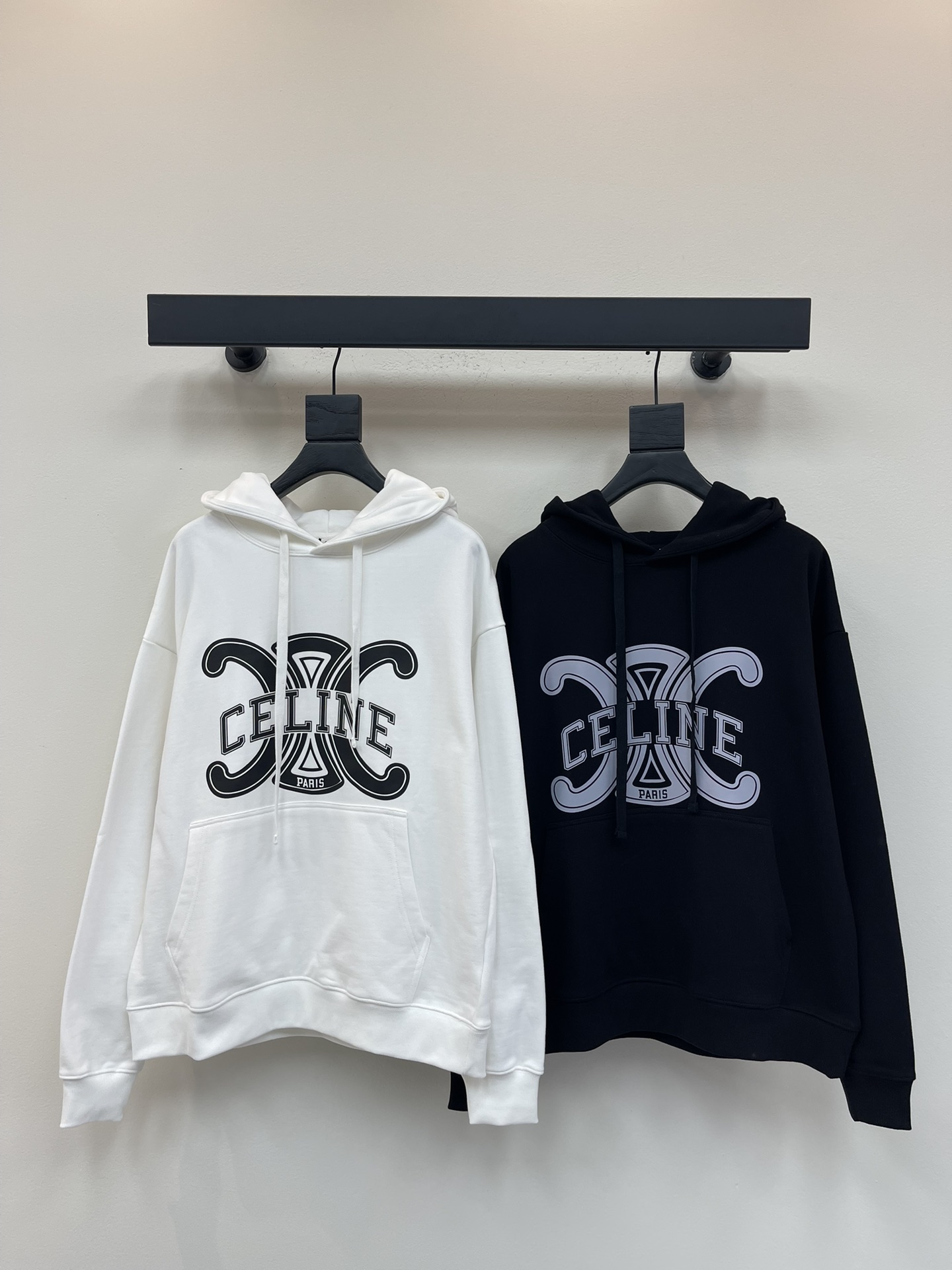 NO:471902,Celin*25 early autumn new printed hooded drawstring sweatshirt. Made of high-weight pure cotton sweatshirt fabric, the fabric feels thick and has a certain sense of self-weight. The dense and rough terry texture at the bottom is very close to the body and skin-friendly and warm, and you can't feel any thorn discomfort!  The color on the front chest is clear, and the Arc de Triomphe is added, and the lines are smooth and smooth, and it cannot be deformed. This model is designed based on the classic and concise and clear to show the brand's luxury identity!  The same style for men and women!  S-XL, celine, hoodie, sweatshirts, hats, alexander wang19860909Celin*25早秋新款印花连帽抽绳卫衣.采用高克重纯棉卫衣面料制成,面料手感厚实且有一定的自重感,底部绵密粗犷的毛圈肌理,贴身亲肤保暖性极佳,丝毫感受不到任何扎刺不适感！前胸上色彩清晰,添加凯旋门明显标志,线条光滑流畅水洗不脱落变形.这款在经典的基础上设计 简洁明了的展现出品牌高奢身份！男女同款！S-XL,,celine,hoodie,sweatshirts,hats,alexander wang,Women's clothing