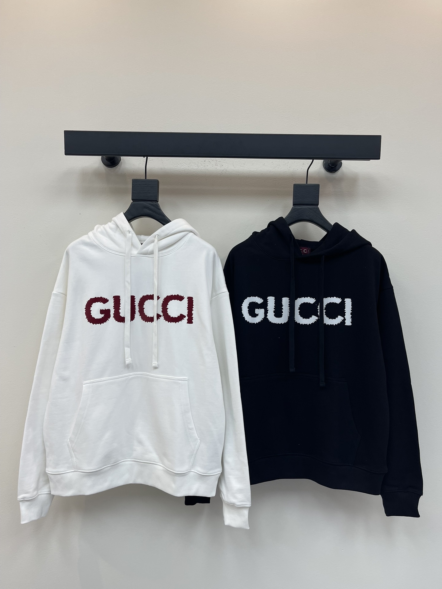 NO:471908,Gucc*25 early autumn new printed hooded drawstring sweatshirt. Made of high-weight pure cotton sweatshirt fabric, the fabric feels thick and has a certain sense of self-weight. The dense and rough terry texture at the bottom is very close to the body and skin-friendly and warm, and you can't feel any thorn discomfort!  The color on the front chest is clear, the logo is added to the obvious logo, and the lines are smooth and smooth, and it cannot be deformed. This model is designed based on the classic and concise and clear to show the brand's luxury identity!  The same style for men and women!  S-XL, gucci, hoodie, sweatshirts, hats, alexander wang19860909Gucc*25早秋新款印花连帽抽绳卫衣.采用高克重纯棉卫衣面料制成,面料手感厚实且有一定的自重感,底部绵密粗犷的毛圈肌理,贴身亲肤保暖性极佳,丝毫感受不到任何扎刺不适感！前胸上色彩清晰,添加logo明显标志,线条光滑流畅水洗不脱落变形.这款在经典的基础上设计 简洁明了的展现出品牌高奢身份！男女同款！S-XL,,gucci,hoodie,sweatshirts,hats,alexander wang,Women's clothing