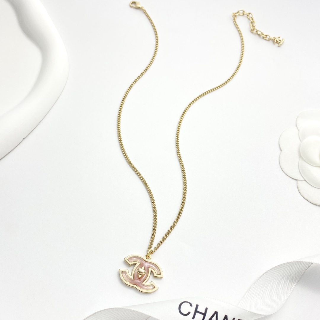 Elegante Collar Chanel con Doble C en Tono Rosa Pastel y Acabado Dorado
