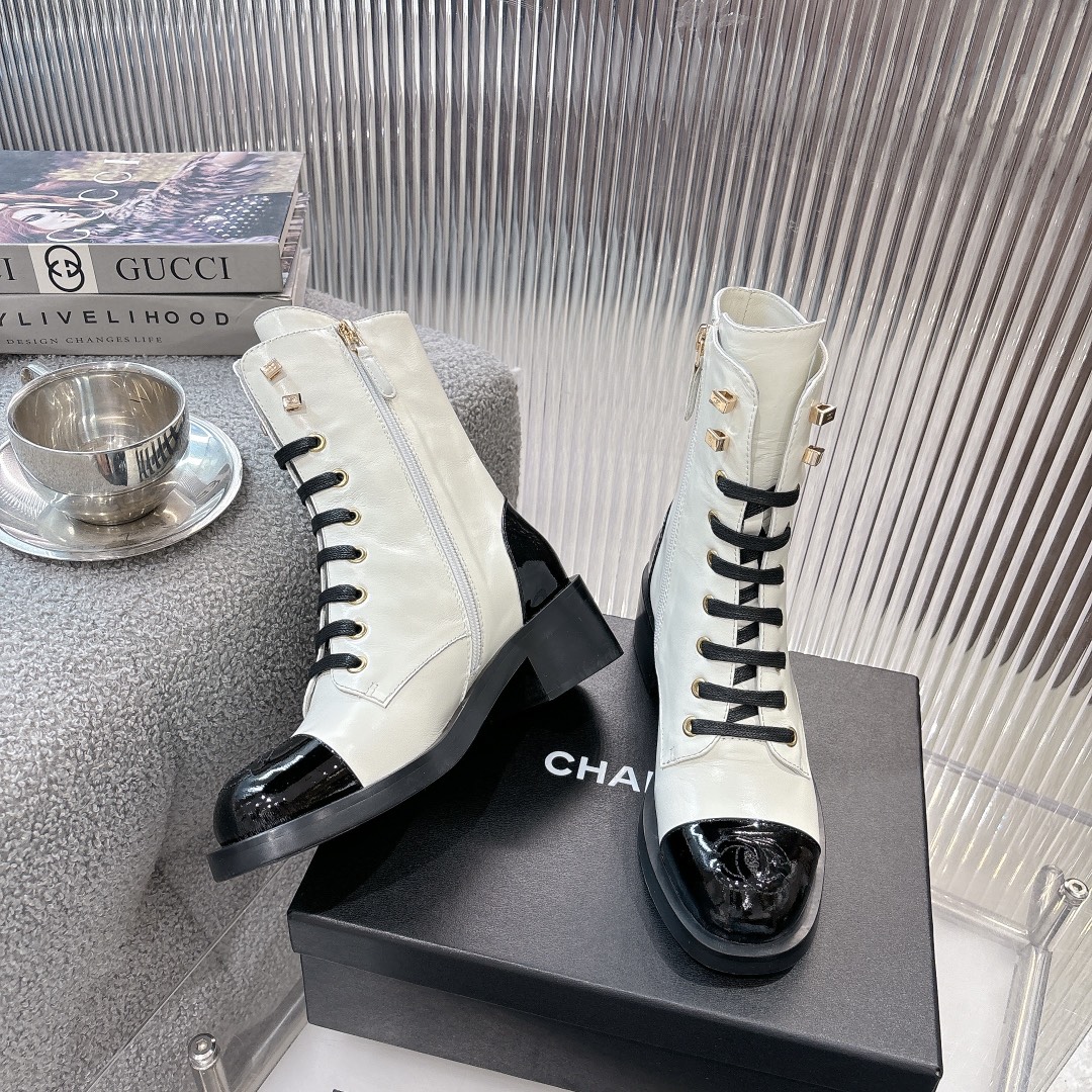 Chan**｜小香秋冬官网新品双C平底短靴
🌹进口马油小牛皮材质的鞋面，细腻且质感十足，原版开模五金扣饰彰显出优雅高贵的气质，是秋冬季的完美配搭。中跟设计，既显高挑身材，又不失舒适度，让你的步伐更加自信稳健。抓地力强，提供良好的支撑。
      对比原版做货：从皮料、鞋底、工艺、扣饰一一对应

❤鞋面材质：进口马油小牛皮

❤鞋底：原版底纹

❤鞋跟：约4cm

❤ size：35-41（40，41定做不退换）

‼️350