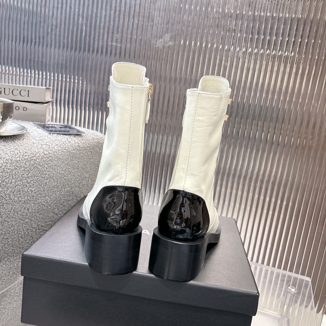 Chan**｜小香秋冬官网新品双C平底短靴
🌹进口马油小牛皮材质的鞋面，细腻且质感十足，原版开模五金扣饰彰显出优雅高贵的气质，是秋冬季的完美配搭。中跟设计，既显高挑身材，又不失舒适度，让你的步伐更加自信稳健。抓地力强，提供良好的支撑。
      对比原版做货：从皮料、鞋底、工艺、扣饰一一对应

❤鞋面材质：进口马油小牛皮

❤鞋底：原版底纹

❤鞋跟：约4cm

❤ size：35-41（40，41定做不退换）

‼️350