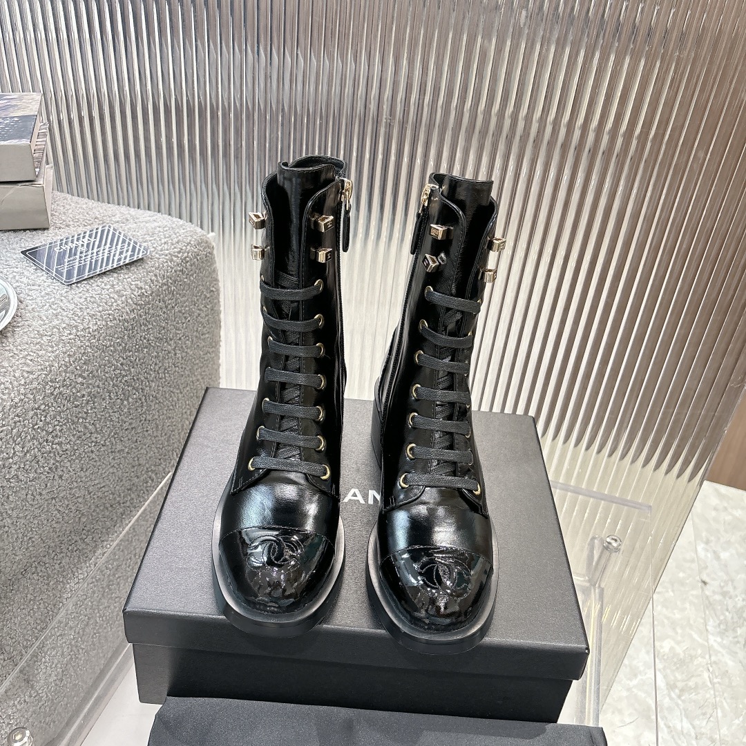 Chan**｜小香秋冬官网新品双C平底短靴
🌹进口马油小牛皮材质的鞋面，细腻且质感十足，原版开模五金扣饰彰显出优雅高贵的气质，是秋冬季的完美配搭。中跟设计，既显高挑身材，又不失舒适度，让你的步伐更加自信稳健。抓地力强，提供良好的支撑。
      对比原版做货：从皮料、鞋底、工艺、扣饰一一对应

❤鞋面材质：进口马油小牛皮

❤鞋底：原版底纹

❤鞋跟：约4cm

❤ size：35-41（40，41定做不退换）

‼️350