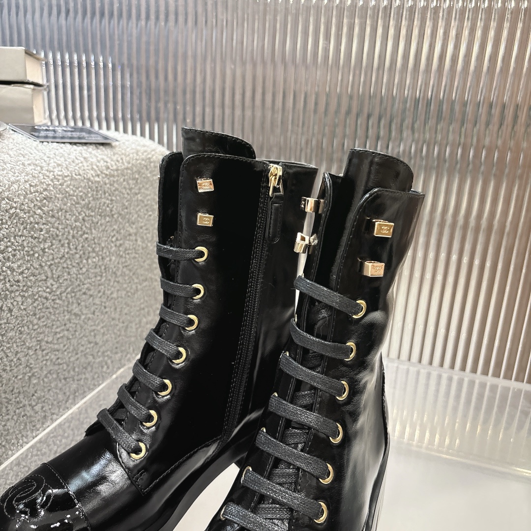 Chan**｜小香秋冬官网新品双C平底短靴
🌹进口马油小牛皮材质的鞋面，细腻且质感十足，原版开模五金扣饰彰显出优雅高贵的气质，是秋冬季的完美配搭。中跟设计，既显高挑身材，又不失舒适度，让你的步伐更加自信稳健。抓地力强，提供良好的支撑。
      对比原版做货：从皮料、鞋底、工艺、扣饰一一对应

❤鞋面材质：进口马油小牛皮

❤鞋底：原版底纹

❤鞋跟：约4cm

❤ size：35-41（40，41定做不退换）

‼️350