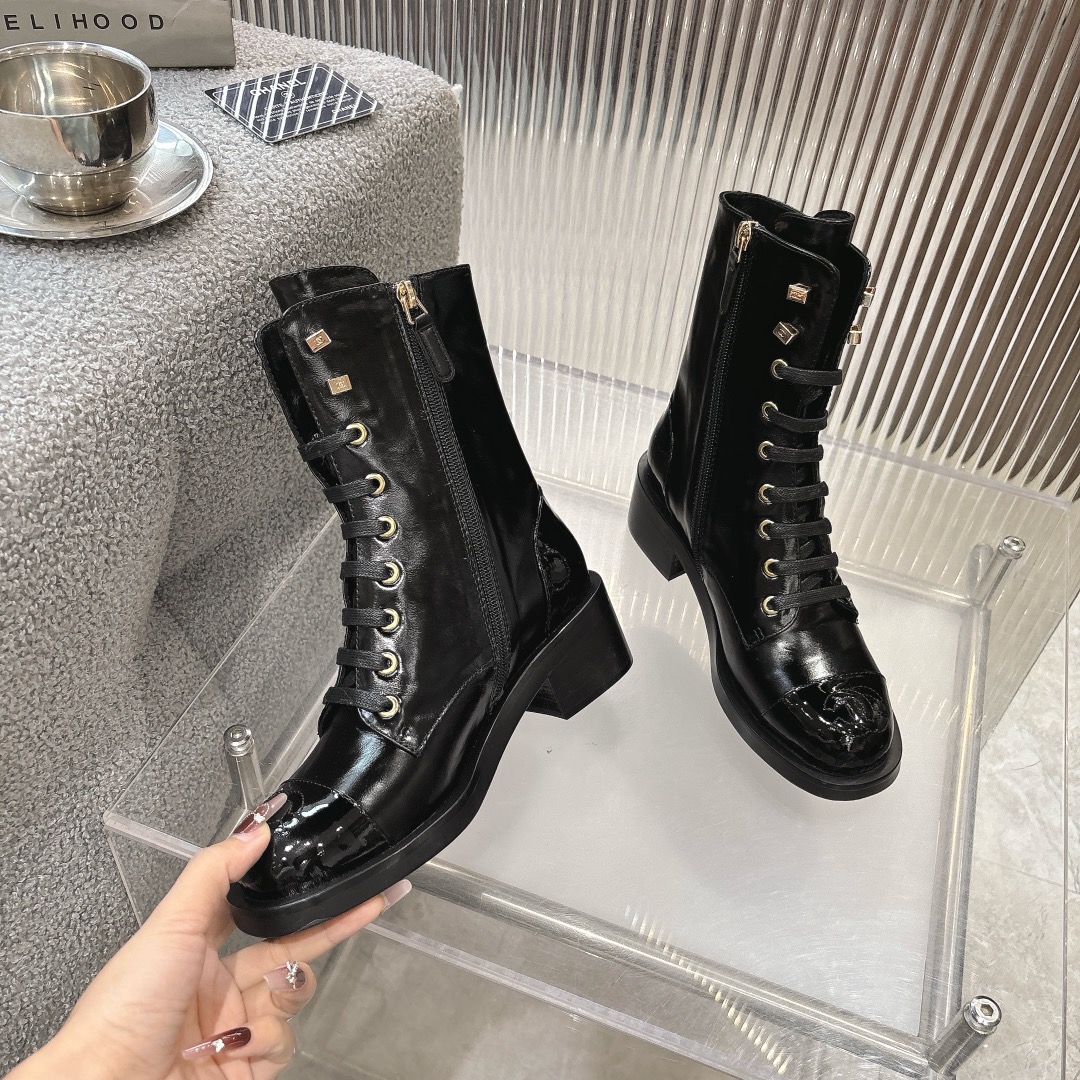 Chan**｜小香秋冬官网新品双C平底短靴
🌹进口马油小牛皮材质的鞋面，细腻且质感十足，原版开模五金扣饰彰显出优雅高贵的气质，是秋冬季的完美配搭。中跟设计，既显高挑身材，又不失舒适度，让你的步伐更加自信稳健。抓地力强，提供良好的支撑。
      对比原版做货：从皮料、鞋底、工艺、扣饰一一对应

❤鞋面材质：进口马油小牛皮

❤鞋底：原版底纹

❤鞋跟：约4cm

❤ size：35-41（40，41定做不退换）

‼️350