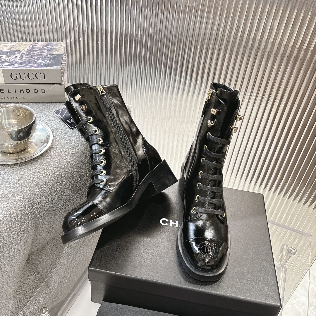 Chan**｜小香秋冬官网新品双C平底短靴
🌹进口马油小牛皮材质的鞋面，细腻且质感十足，原版开模五金扣饰彰显出优雅高贵的气质，是秋冬季的完美配搭。中跟设计，既显高挑身材，又不失舒适度，让你的步伐更加自信稳健。抓地力强，提供良好的支撑。
      对比原版做货：从皮料、鞋底、工艺、扣饰一一对应

❤鞋面材质：进口马油小牛皮

❤鞋底：原版底纹

❤鞋跟：约4cm

❤ size：35-41（40，41定做不退换）

‼️350