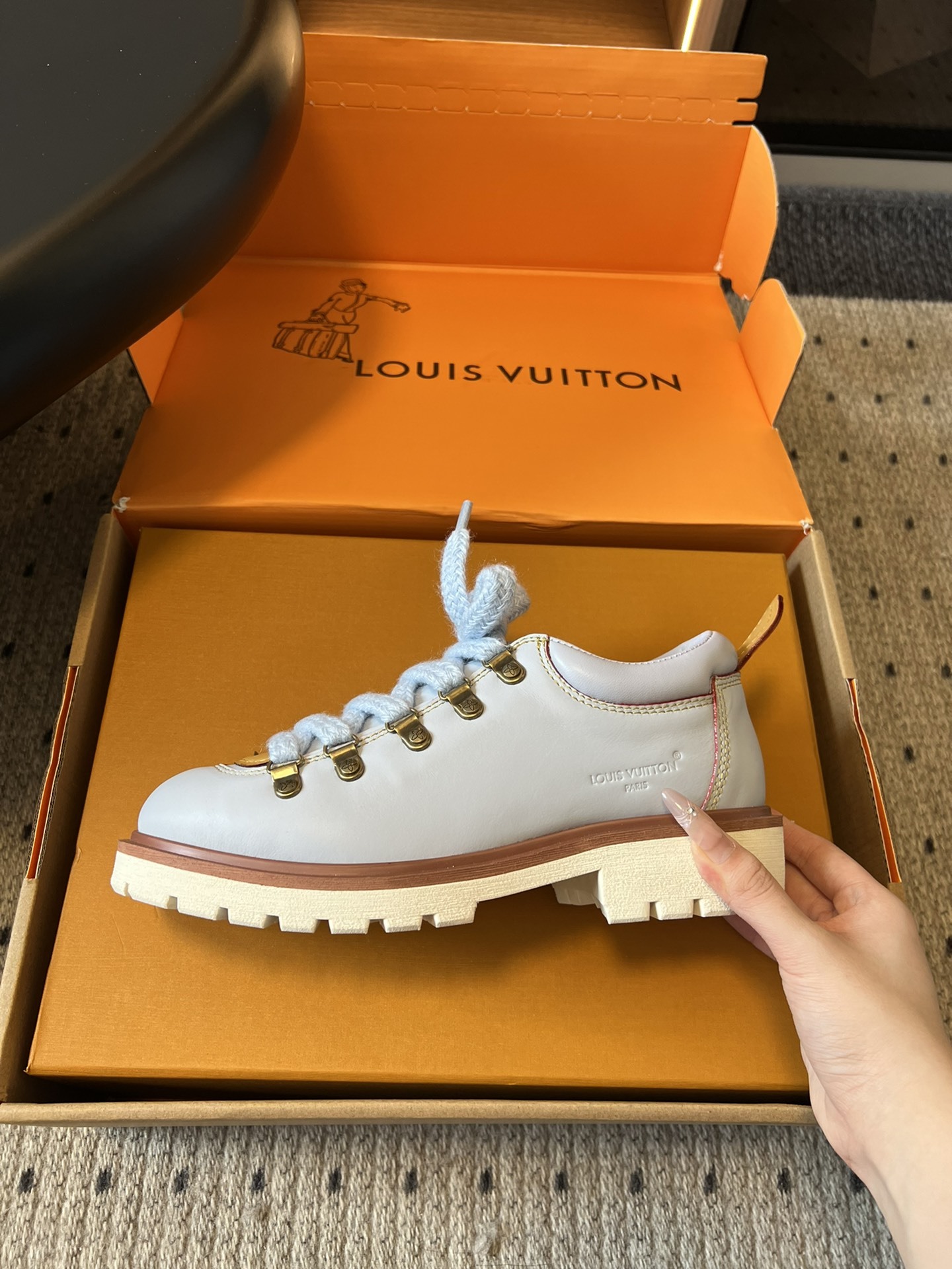 Louis vuiteeo* 路易威登系带 厚底乐福鞋 最新款情侣 男女款 德比鞋
这款松糕厚底系列