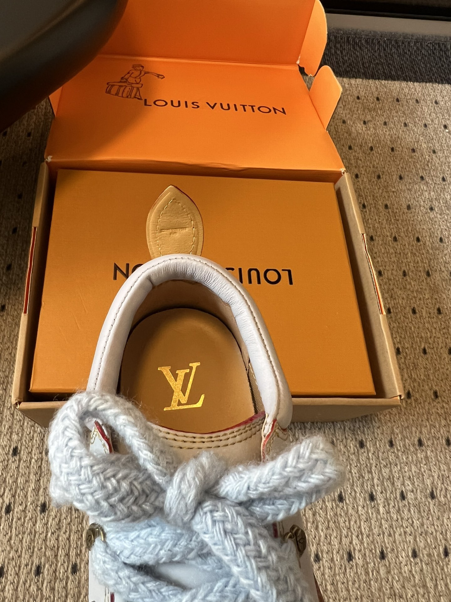 Louis vuiteeo* 路易威登系带 厚底乐福鞋 最新款情侣 男女款 德比鞋
这款松糕厚底系列