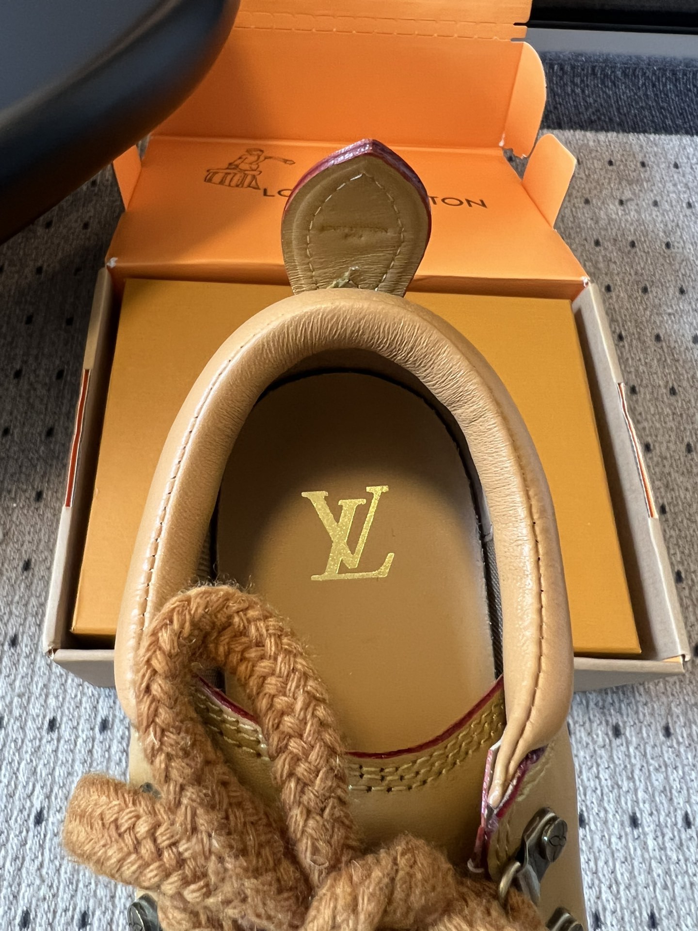 Louis vuiteeo* 路易威登系带 厚底乐福鞋 最新款情侣 男女款 德比鞋
这款松糕厚底系列