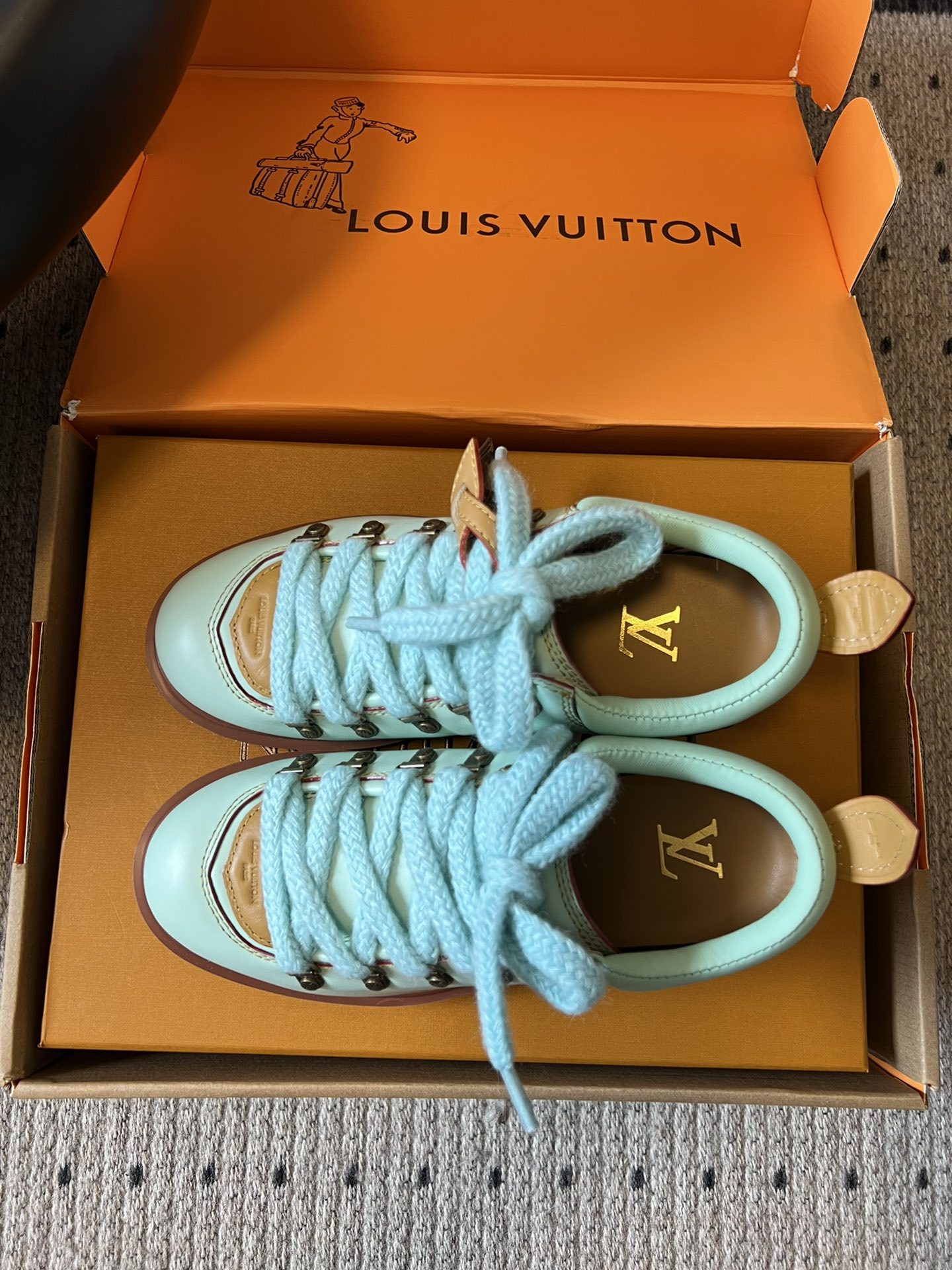 Louis vuiteeo* 路易威登系带 厚底乐福鞋 最新款情侣 男女款 德比鞋
这款松糕厚底系列