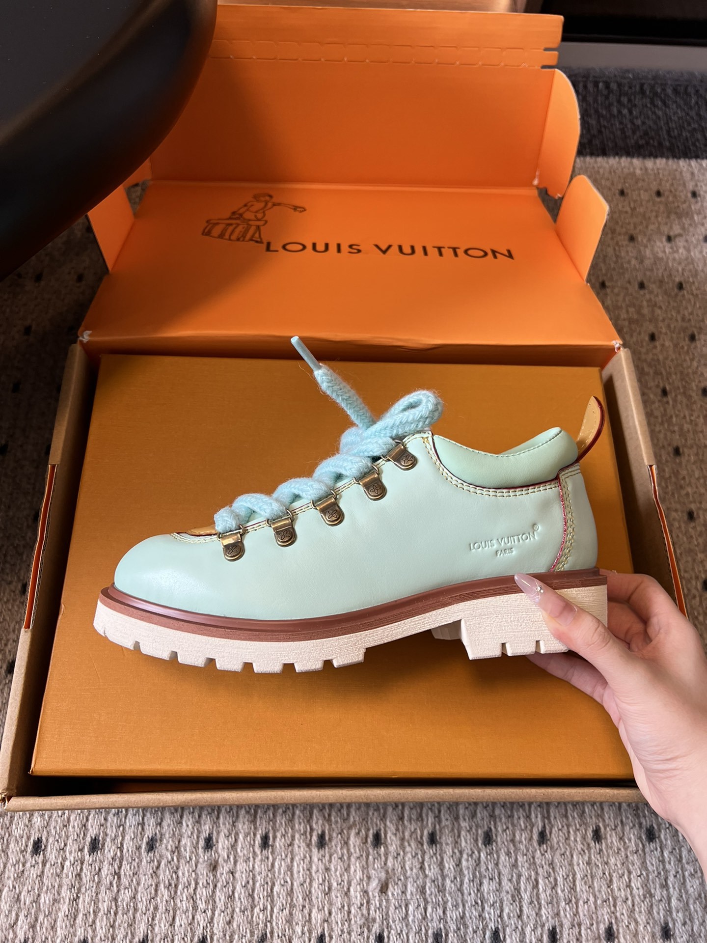 Louis vuiteeo* 路易威登系带 厚底乐福鞋 最新款情侣 男女款 德比鞋
这款松糕厚底系列