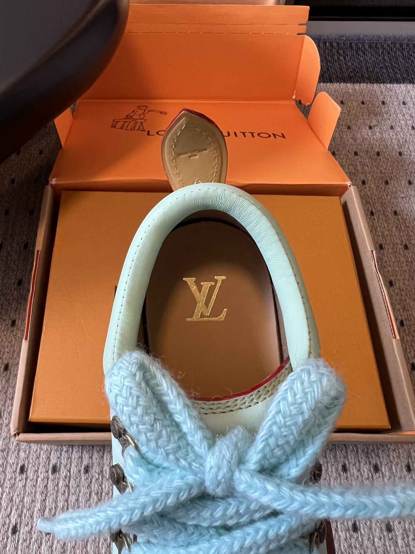 Louis vuiteeo* 路易威登系带 厚底乐福鞋 最新款情侣 男女款 德比鞋
这款松糕厚底系列