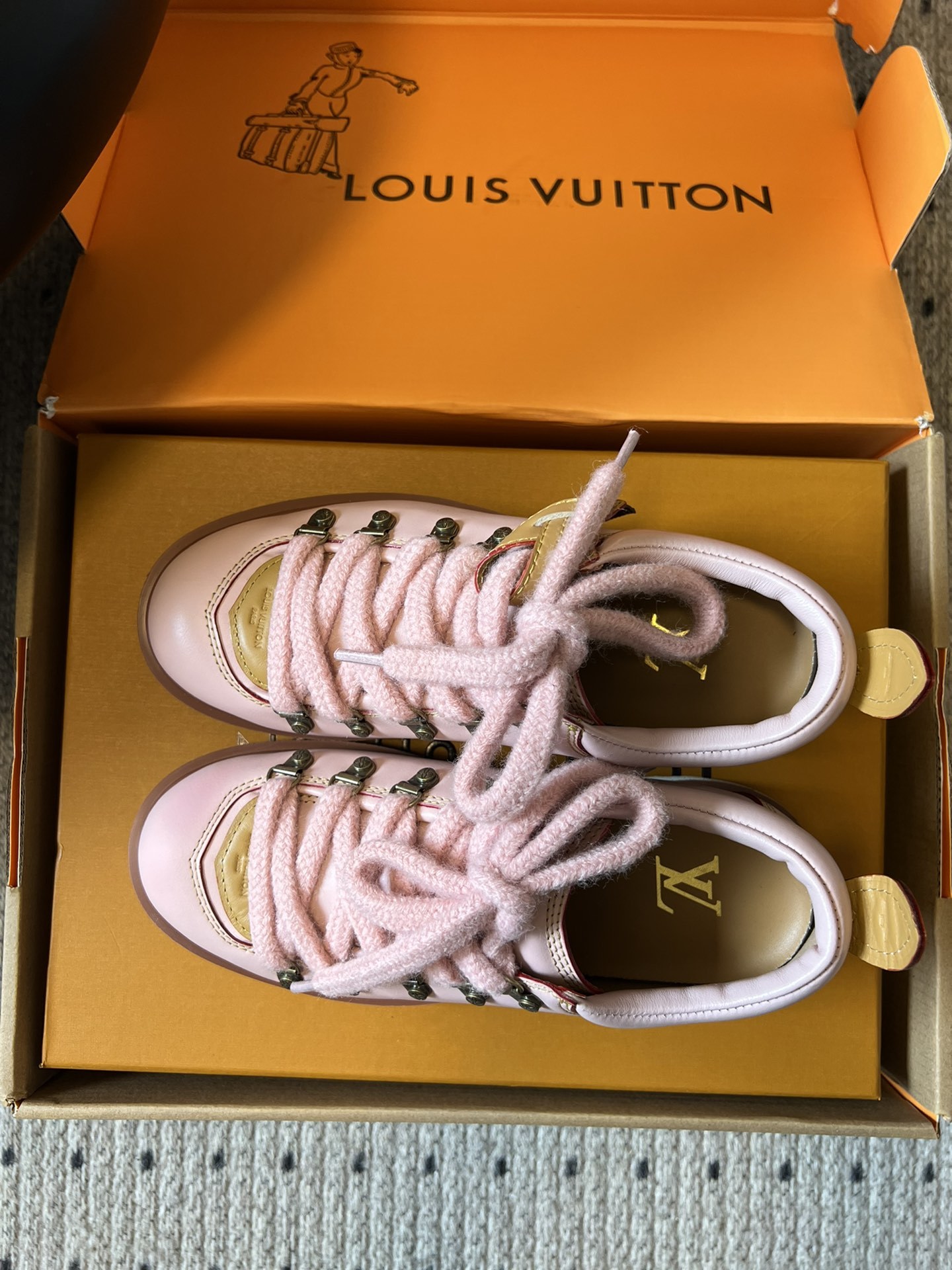 Louis vuiteeo* 路易威登系带 厚底乐福鞋 最新款情侣 男女款 德比鞋
这款松糕厚底系列