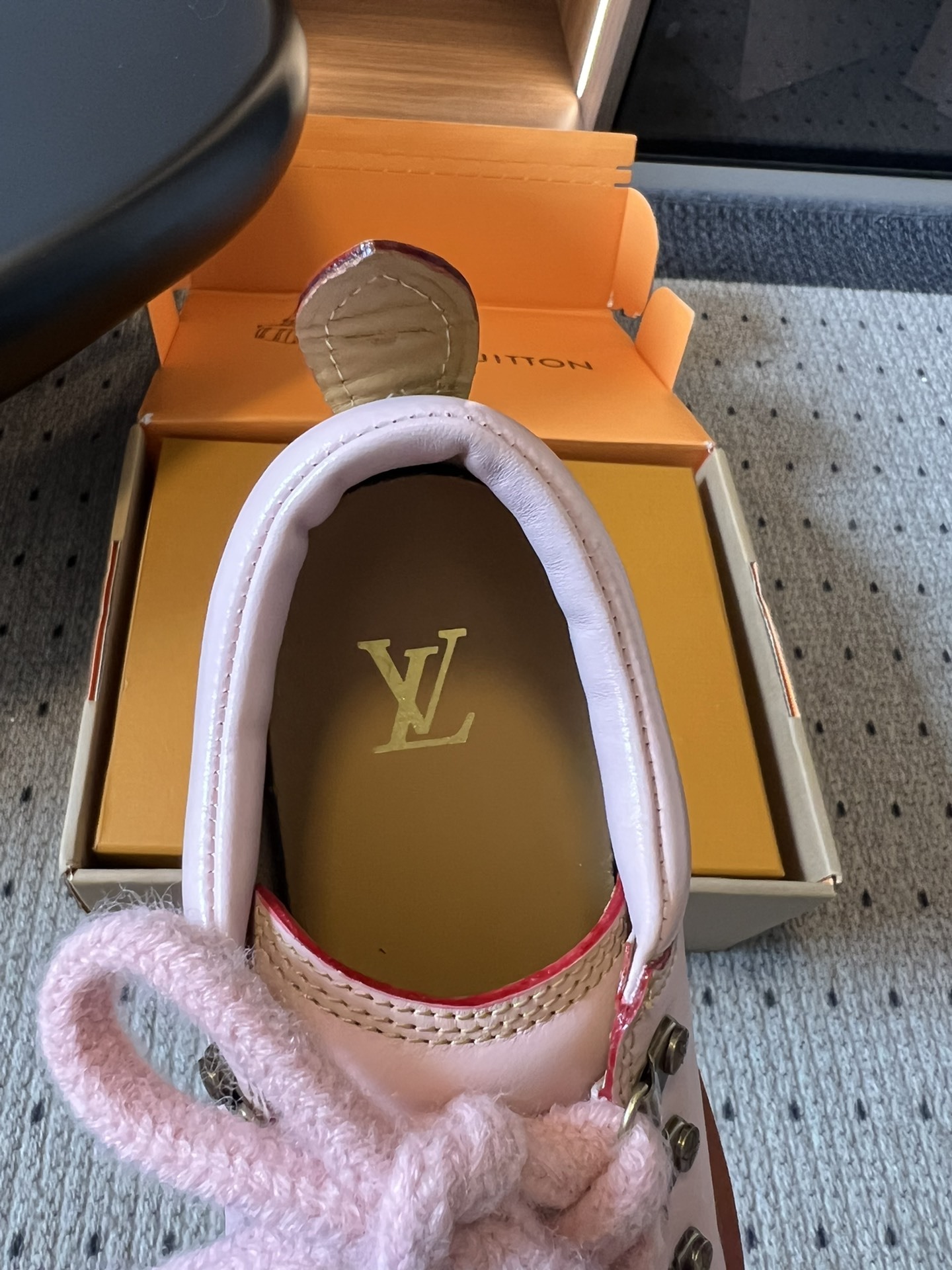 Louis vuiteeo* 路易威登系带 厚底乐福鞋 最新款情侣 男女款 德比鞋
这款松糕厚底系列
