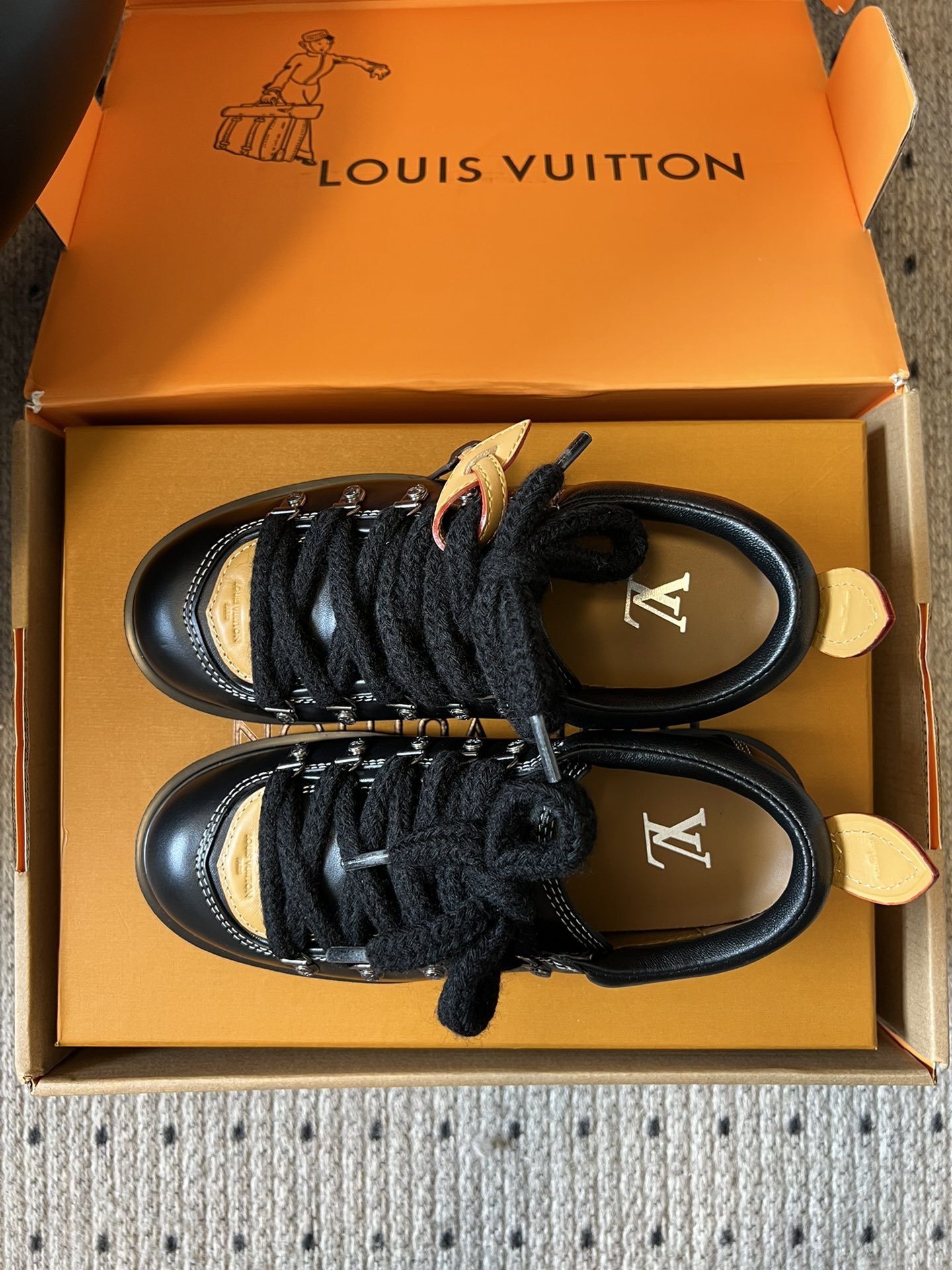 Louis vuiteeo* 路易威登系带 厚底乐福鞋 最新款情侣 男女款 德比鞋
这款松糕厚底系列