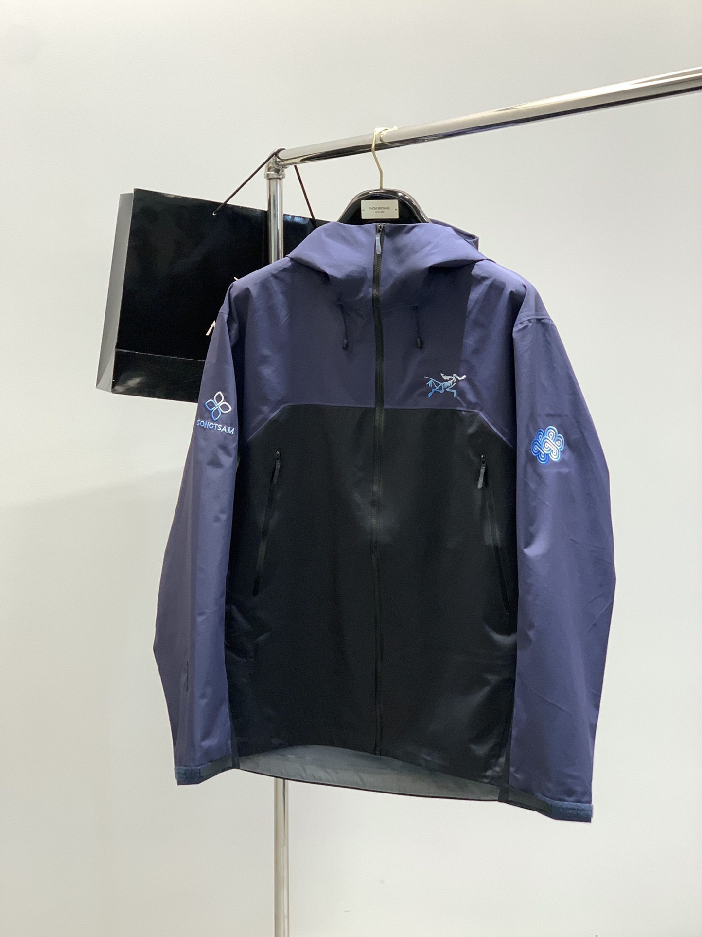 ，ARCTERYX 始祖鸟，2025秋冬AW新品，时尚休闲冲锋衣外套，专柜同步有售，原单狠货，进口原版面