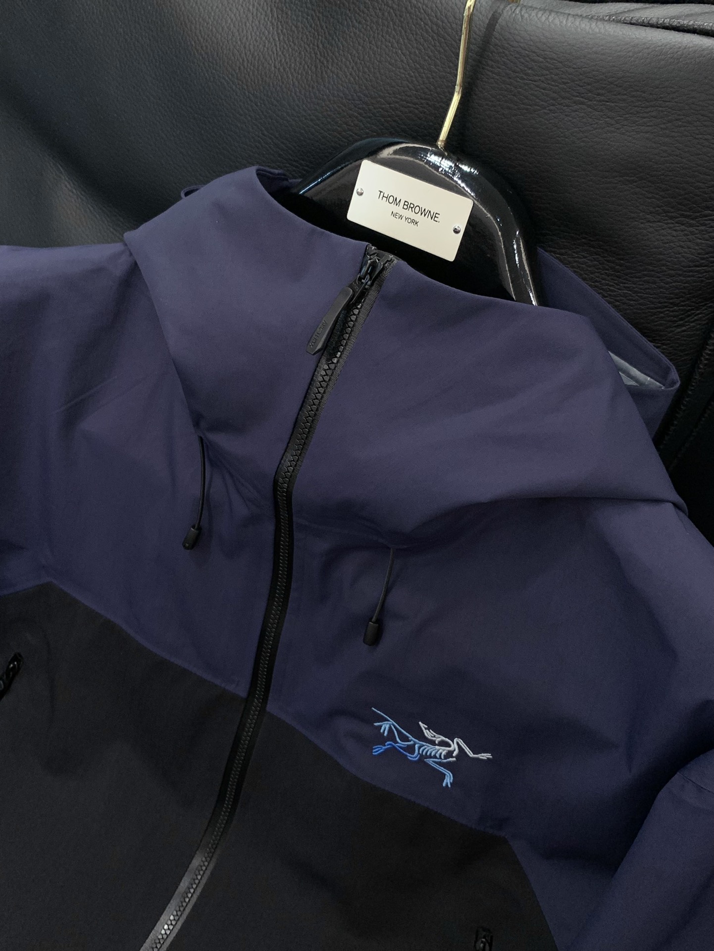 ，ARCTERYX 始祖鸟，2025秋冬AW新品，时尚休闲冲锋衣外套，专柜同步有售，原单狠货，进口原版面