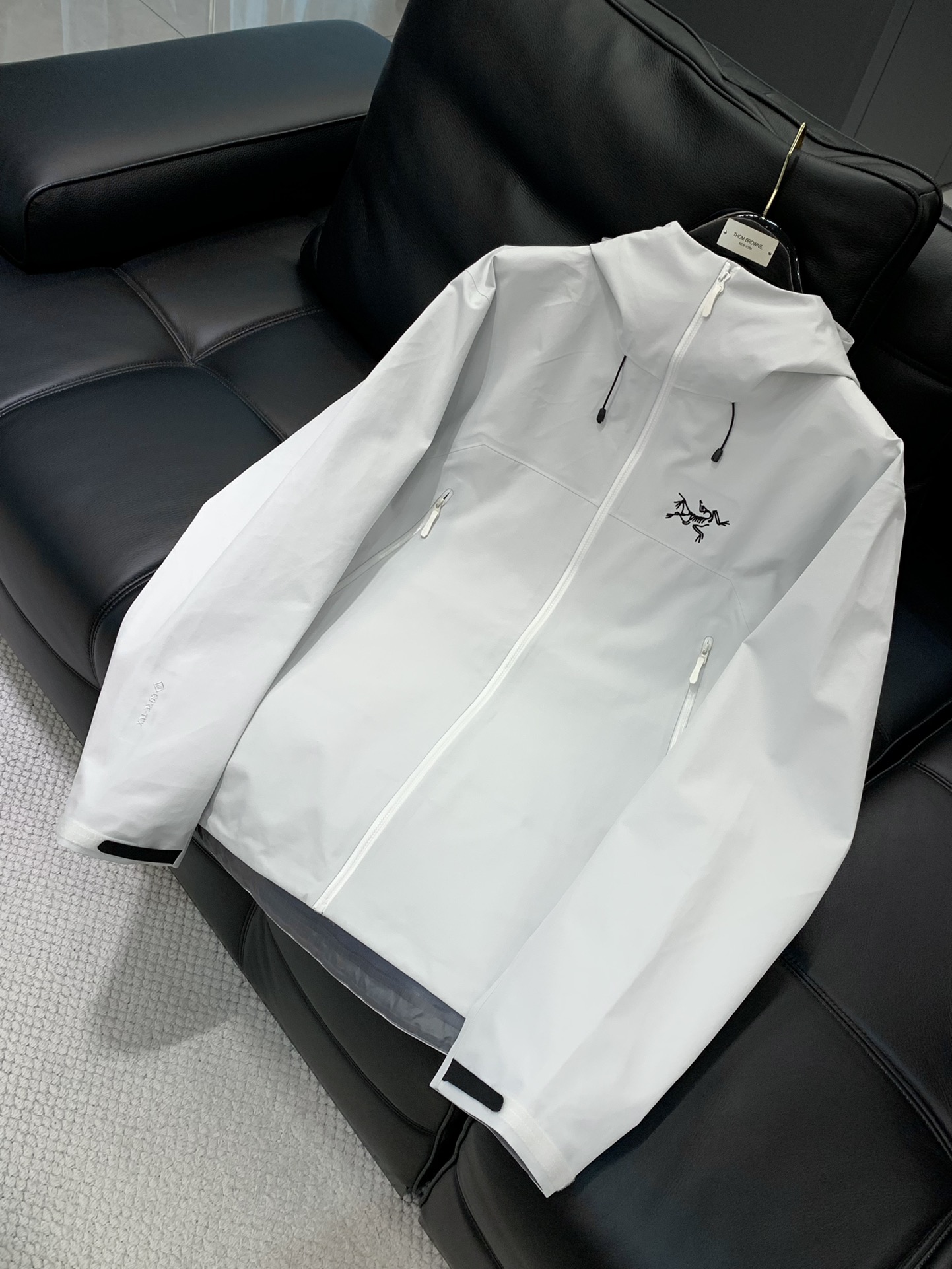 ，ARCTERYX 始祖鸟，2025秋冬AW新品，时尚休闲冲锋衣外套，专柜同步有售，原单狠货，进口原版面