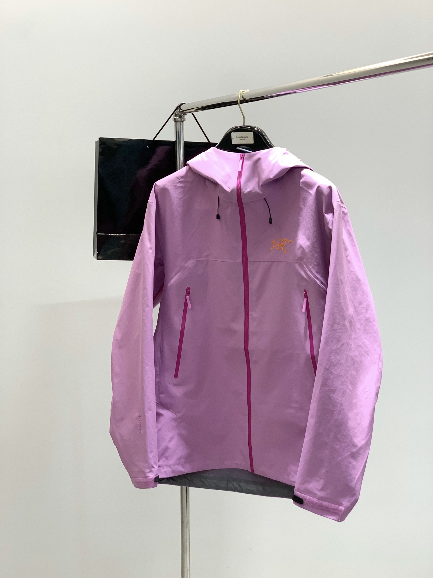 ，ARCTERYX 始祖鸟，2025秋冬AW新品，时尚休闲冲锋衣外套，专柜同步有售，原单狠货，进口原版面